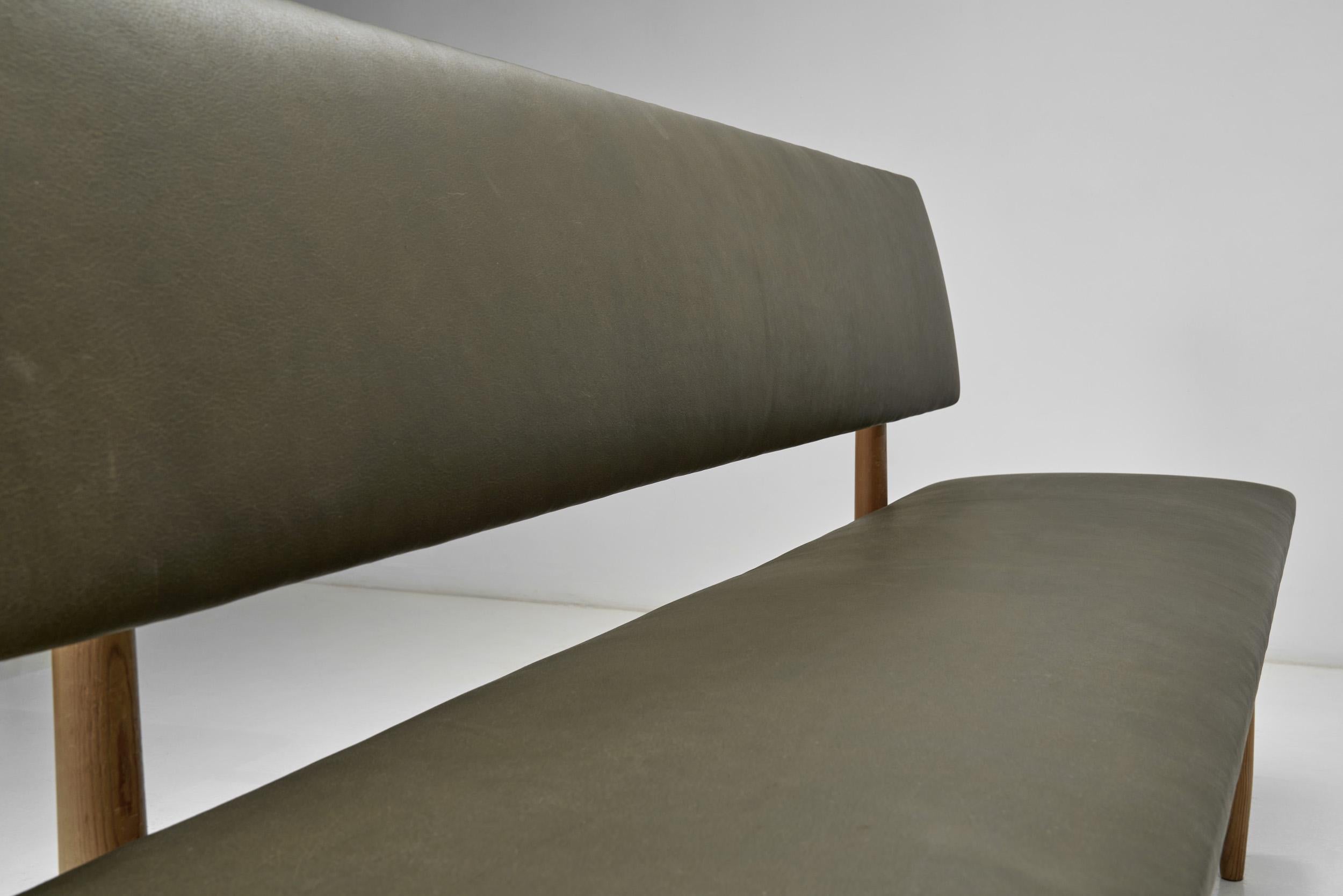 Banc en cuir et pin 