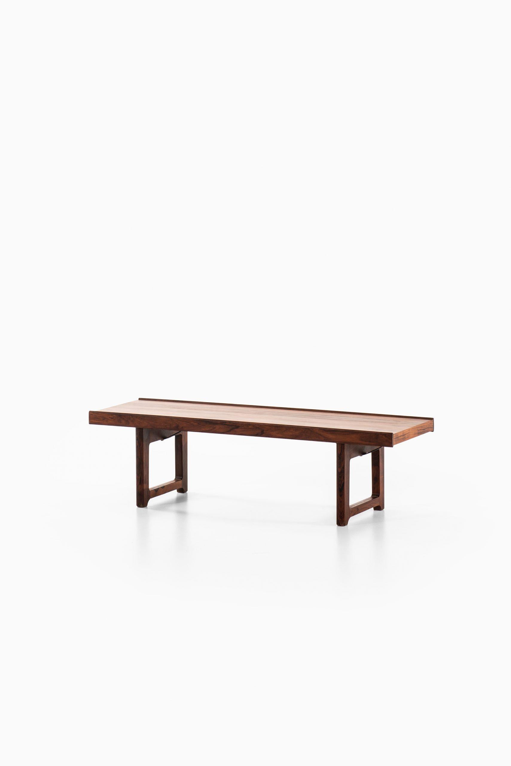 Banc / table d'appoint modèle Krobo conçu par Torbjørn Afdal. Produit par Bruksbo en Norvège.