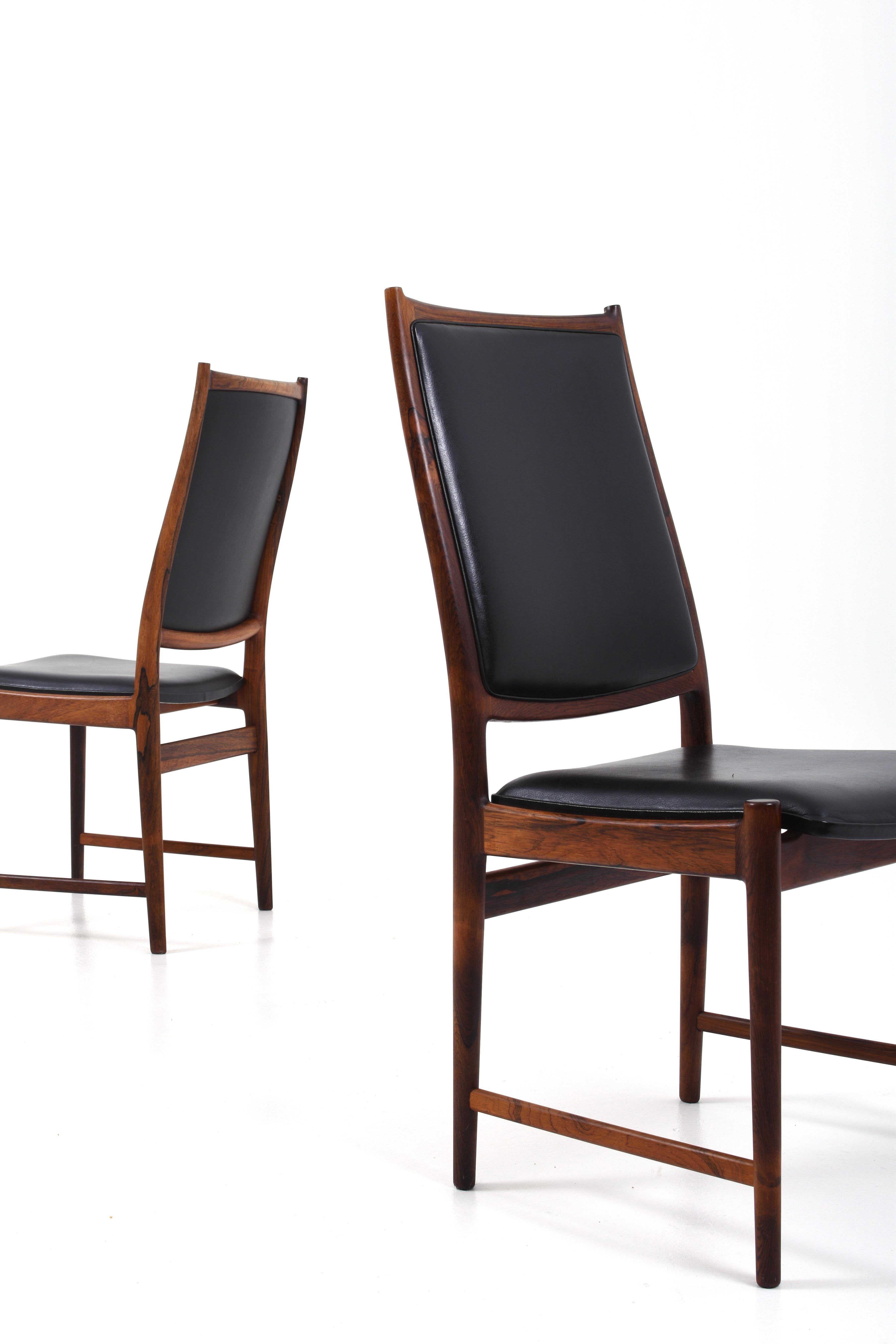 Sechs absolut fantastische Esszimmerstühle des Norwegers Torbjørn Afdal für die Nesjestranda møbelfabrikk.

Die Stühle sind aus Palisanderholz gefertigt und mit schwarzem Leder bezogen. Sehr guter Zustand!