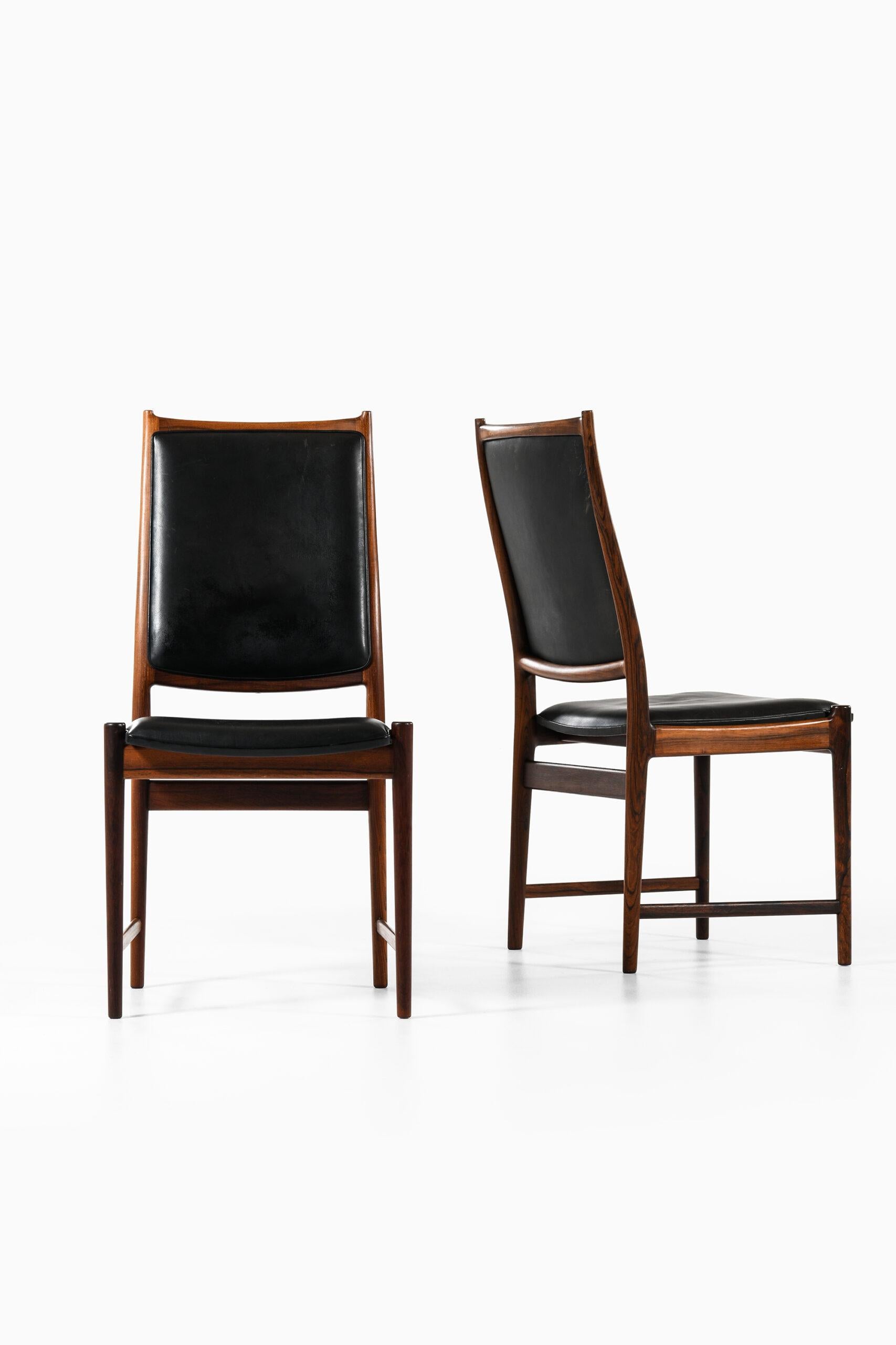 Très rare ensemble de 12 chaises de salle à manger à haut dossier modèle Darby conçu par Torbjørn Afdal. Produit par Nesjestranda Møbelfabrik en Norvège.
 