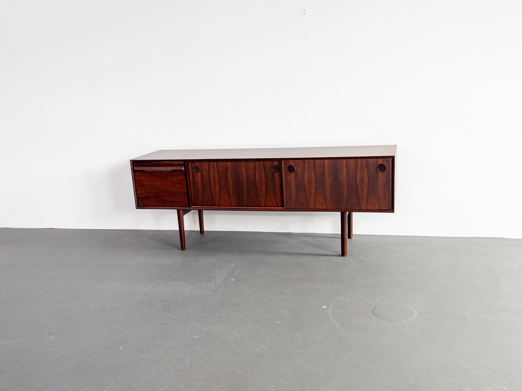 Norvegese Torbjørn Afdal per Bruksbo - Rara credenza in palissandro, Norvegia, anni '60 in vendita