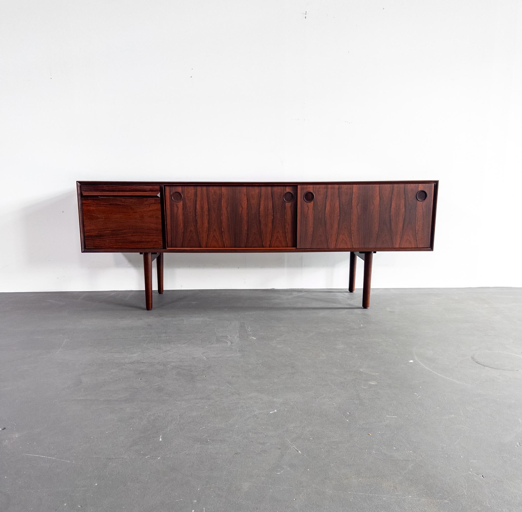 Metà XX secolo Torbjørn Afdal per Bruksbo - Rara credenza in palissandro, Norvegia, anni '60 in vendita