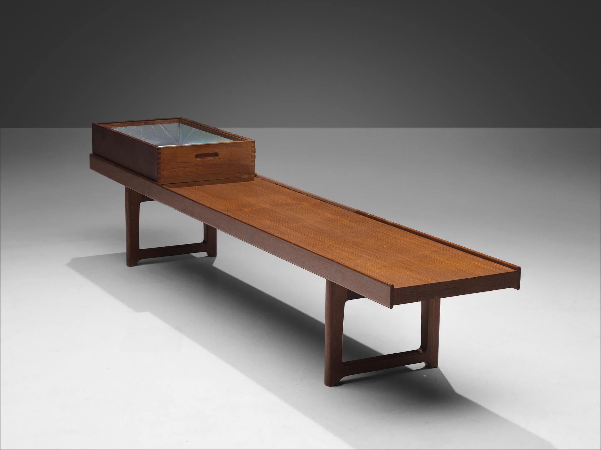 Torbjørn Afdal for Burksbo Mellemstrands Trevareindistri AS, bench model 'Krobo' , teak, Norway, 1960s

This classic bench by Afdal is executed in teak and comes with one tray. The piece is stamped with the manufacturer's mark. The bench is one of