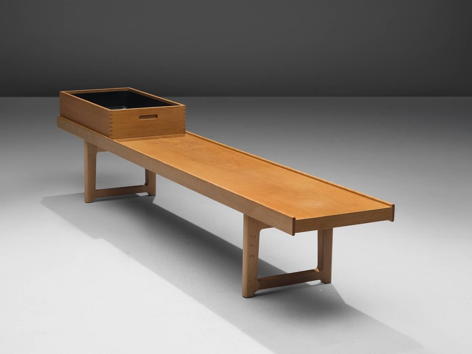 Torbjørn Afdal for Burksbo Mellemstrands Trevareindistri AS, 'Krobo' bench, oak, Norway, 1960s

This classic bench by Afdal is executed in oak and comes with one tray. The piece is stamped manufacturer's mark to each element. The piece is one of