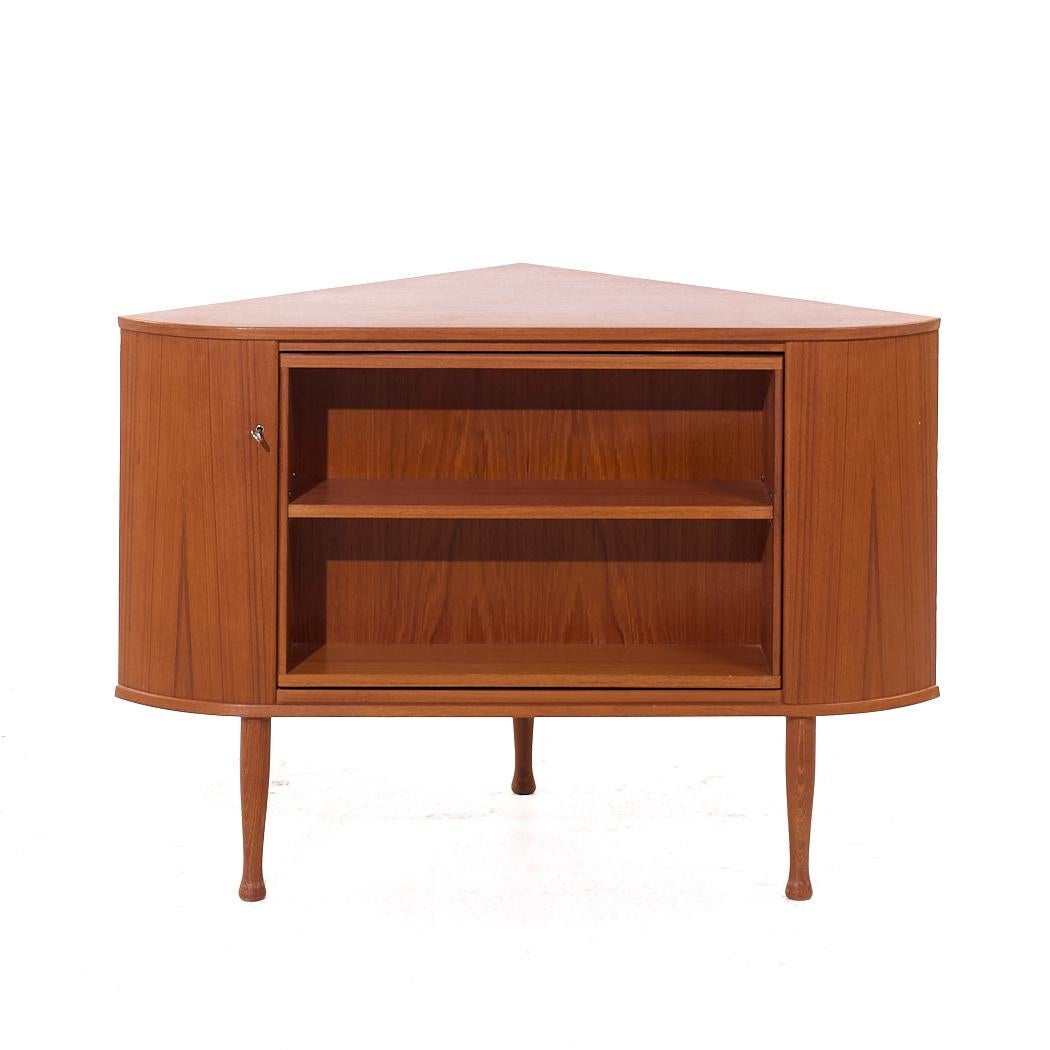 Torbjørn Afdal Norvège, milieu du siècle, meuble bar tournant d'angle en teck

Ce meuble de bar mesure : 44.25 large x 26 profond x 30.5 pouces de haut

Tous les meubles peuvent être achetés dans ce que nous appelons un état vintage restauré. Cela