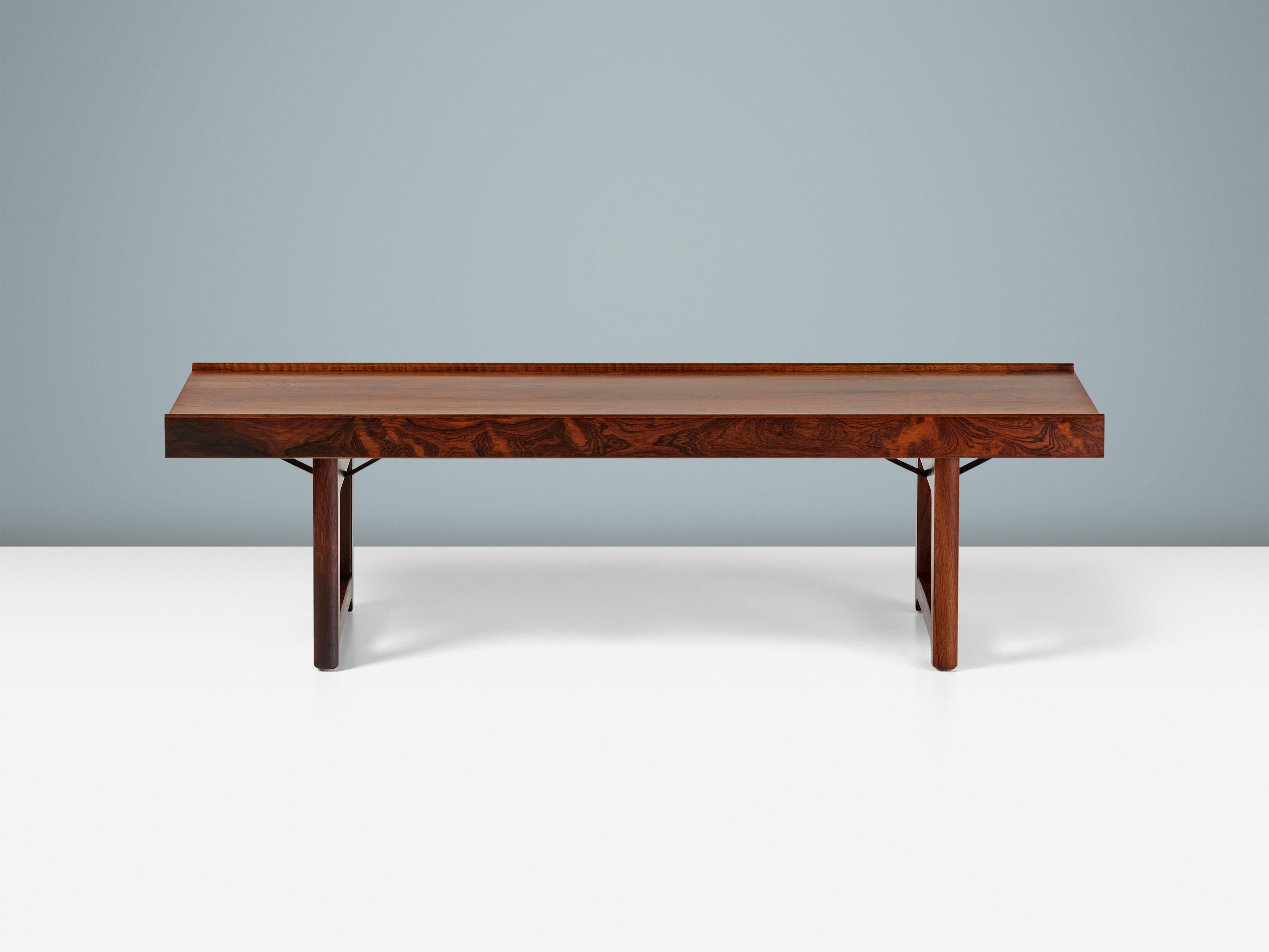 Torbjørn Afdal - Tavolo da panca Krobo, 1960 ca.

Questo iconico design norvegese di metà secolo è stato progettato da: Torbjorn Afdal come panca multiuso per il produttore Bruksb. Può anche funzionare bene come tavolino basso. Questo esemplare è in