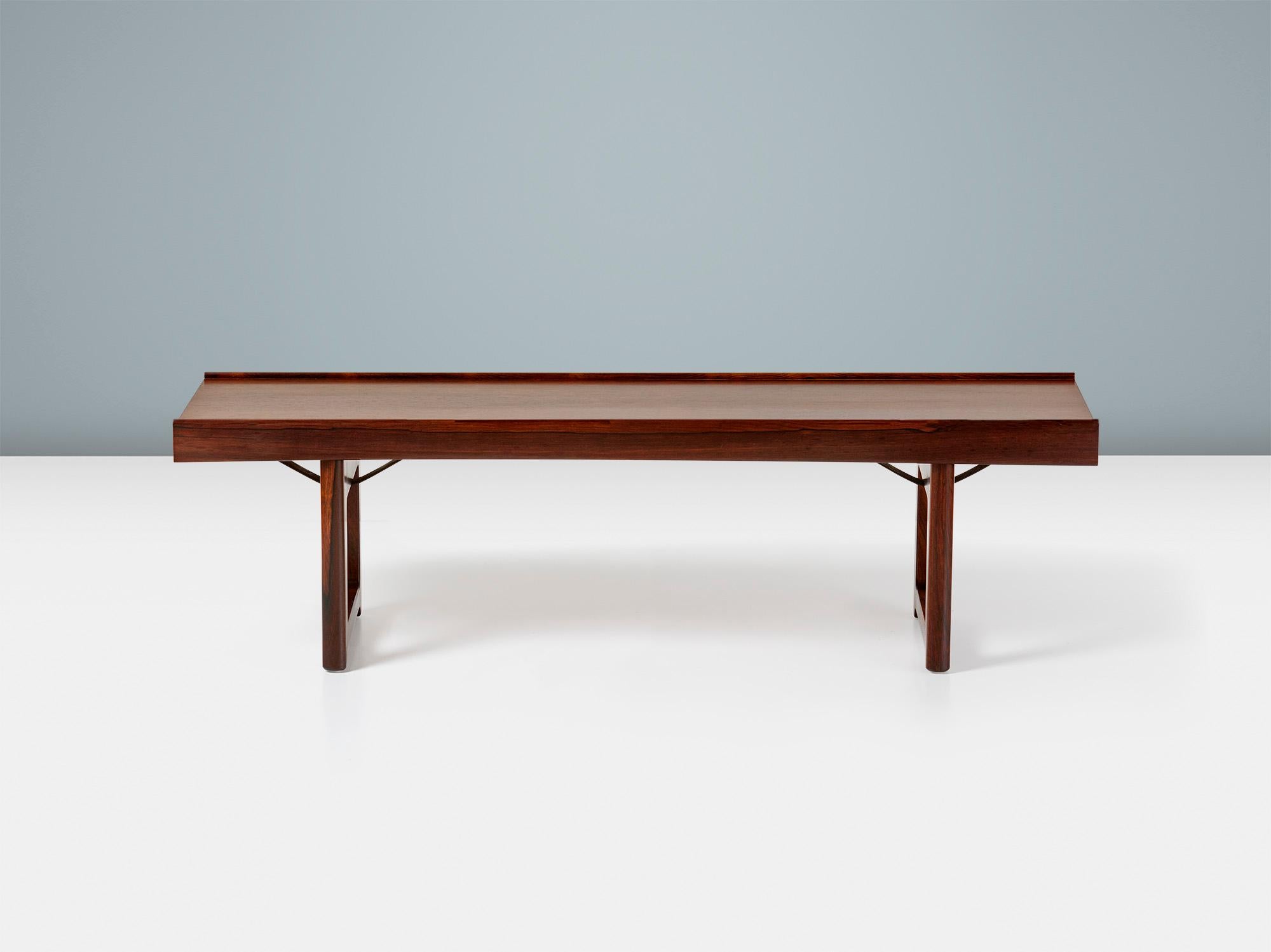 Torbjørn Afdal - Table banc Krobo, c1960

Ce design norvégien emblématique du milieu du siècle a été conçu par : Torbjorn Afdal comme banc polyvalent pour le producteur Bruksb. Elle peut également faire office de table basse. Cet exemplaire est en