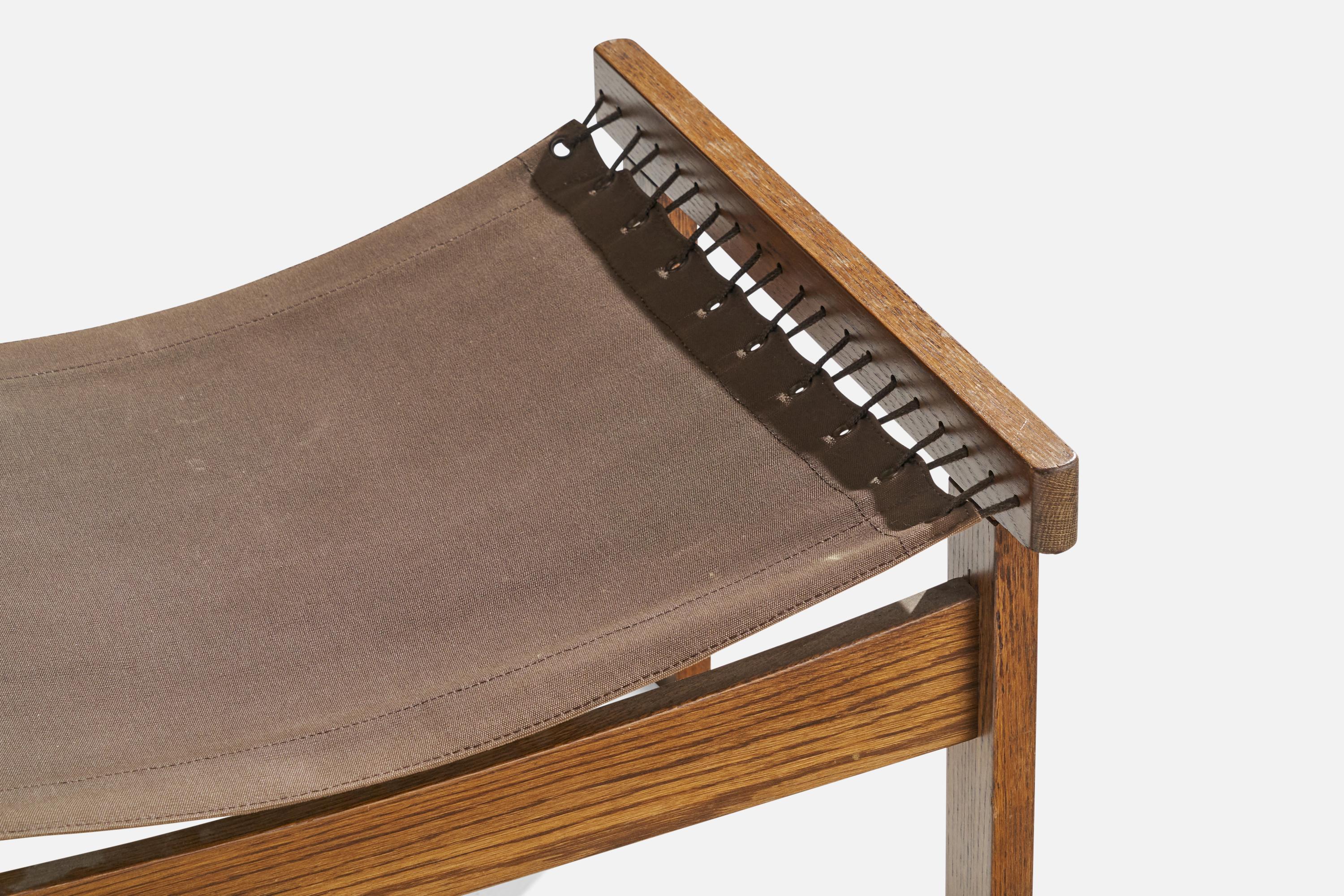 Chêne teinté, toile et tabouret conçus par Torbjørn Afdal et produits par Bruksbo, Norvège, c.C. années 1960.

Hauteur d'assise 12,6