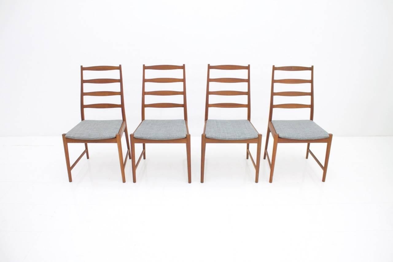 Set of four teak wood dining chairs by Torbjørn Afdal Model 113 for Vamo Sonderborg 1965
Solid teak wood and new grey fabric. Very good condition.

 