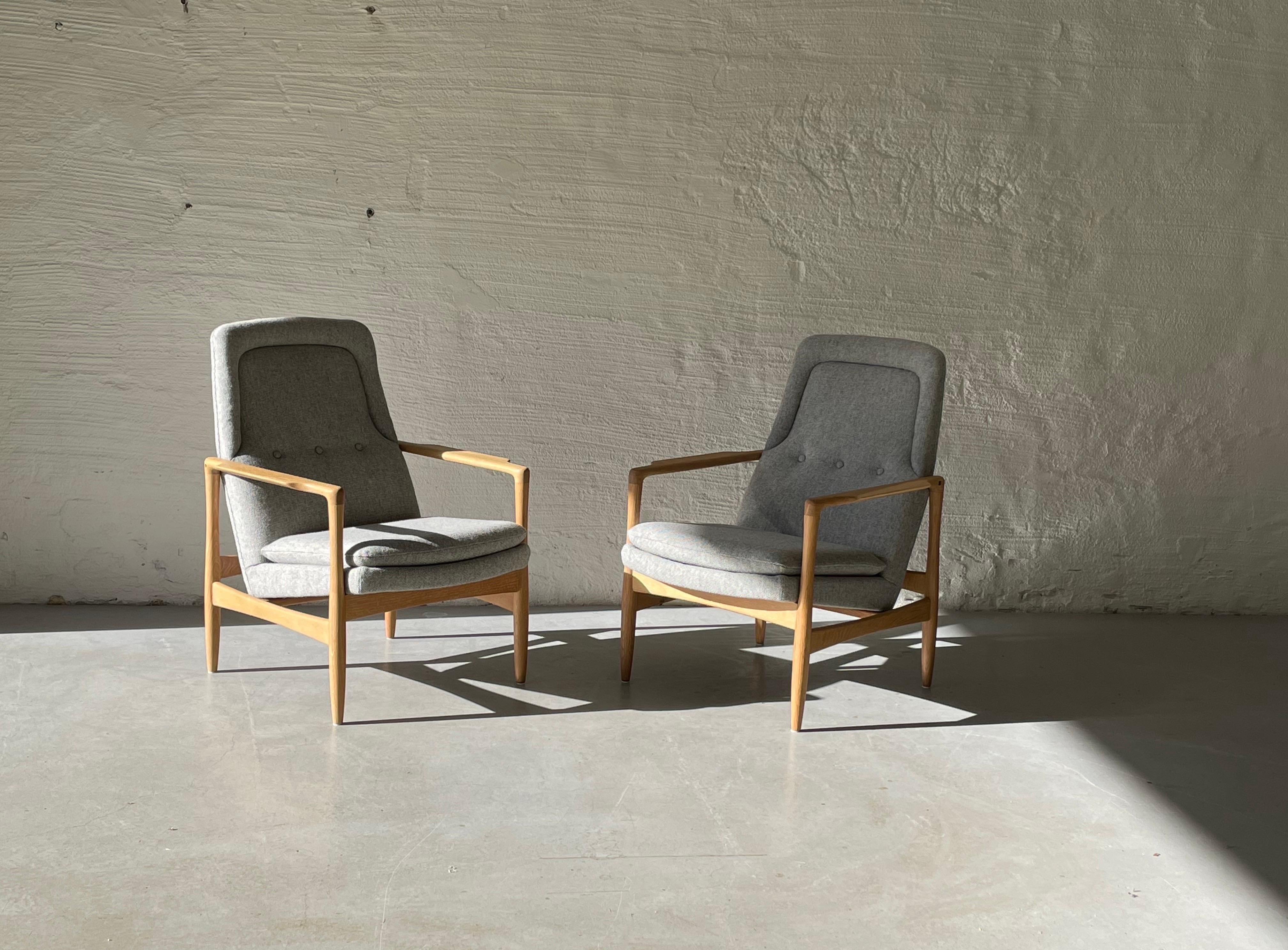 Selling two armchairs model Lobby designed by Torbjørn Afdal for Bruksbo Tegnekontor, 1957. Produced by Svein Bjørneng møbelfabrikk, Norway
The chairs are reupholstered in woolen fabric from Gudbrandsdalens Uldvarefabrikk and are in very good