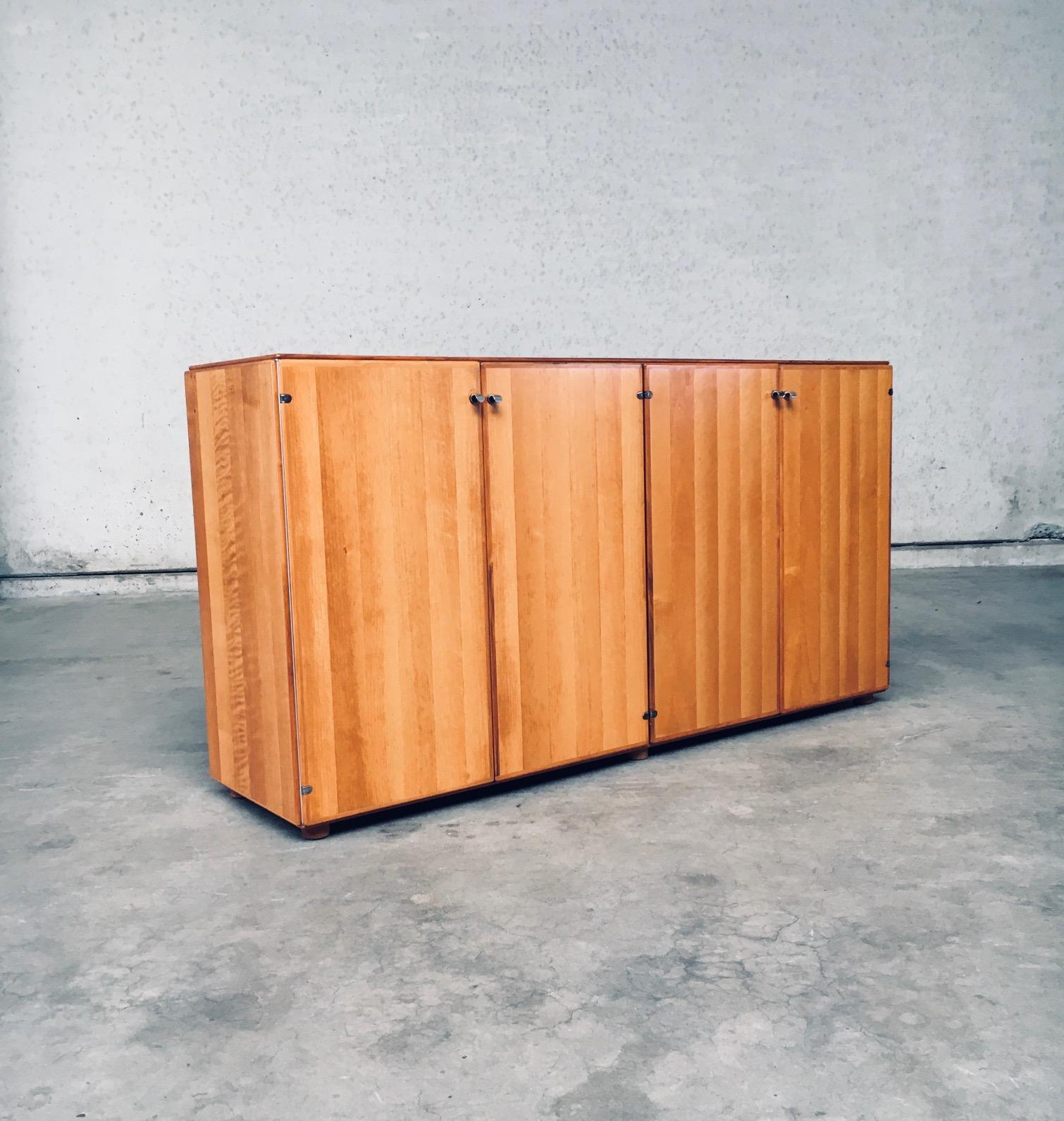 Postmodernes italienisches Design TORCELLO Serie Credenza von Afra & Tobia Scarpa für Stildomus. Hergestellt in Italien, 1980er Jahre. Mit einem Stempel auf der Innenseite einer der Türen gekennzeichnet. Sehr gut gestaltete und konstruierte 4-türige