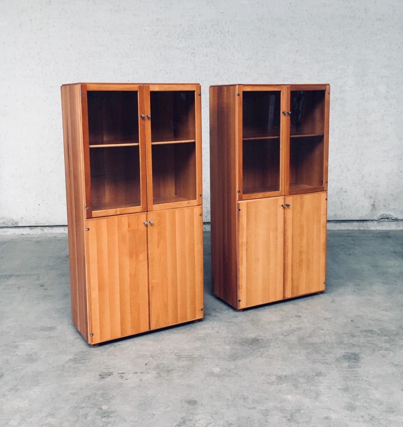Vetrinetta di design italiano postmoderno serie TORCELLO Set di 2 di Afra & Tobia Scarpa per Stildomus. Made in Italy, anni '80. Segnato da un timbro all'interno di una delle porte. Vetrine a 4 ante molto ben progettate e costruite. Struttura in