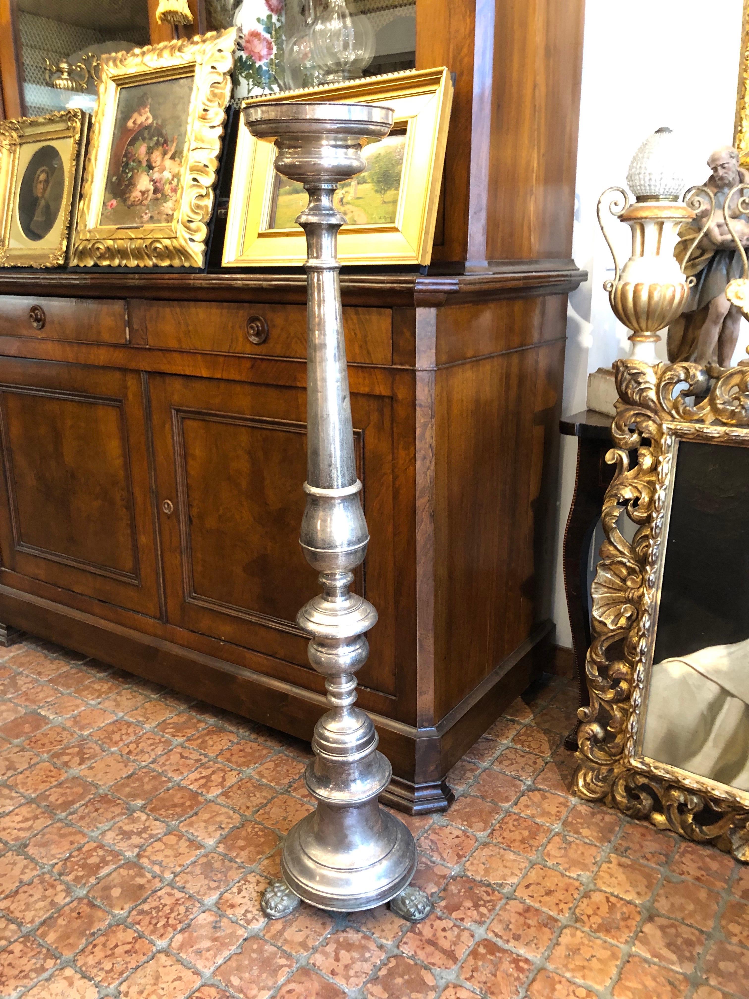 Torcera Da Terra in metallo argentato, elegante Torchere Italiana del 20 Secolo
di forma circolare, in lastra di metallo argentato, poggiante su tre piedi di forma leonina, che richiamano lo stile dei candelieri antichi italiani.  
Questa torcera