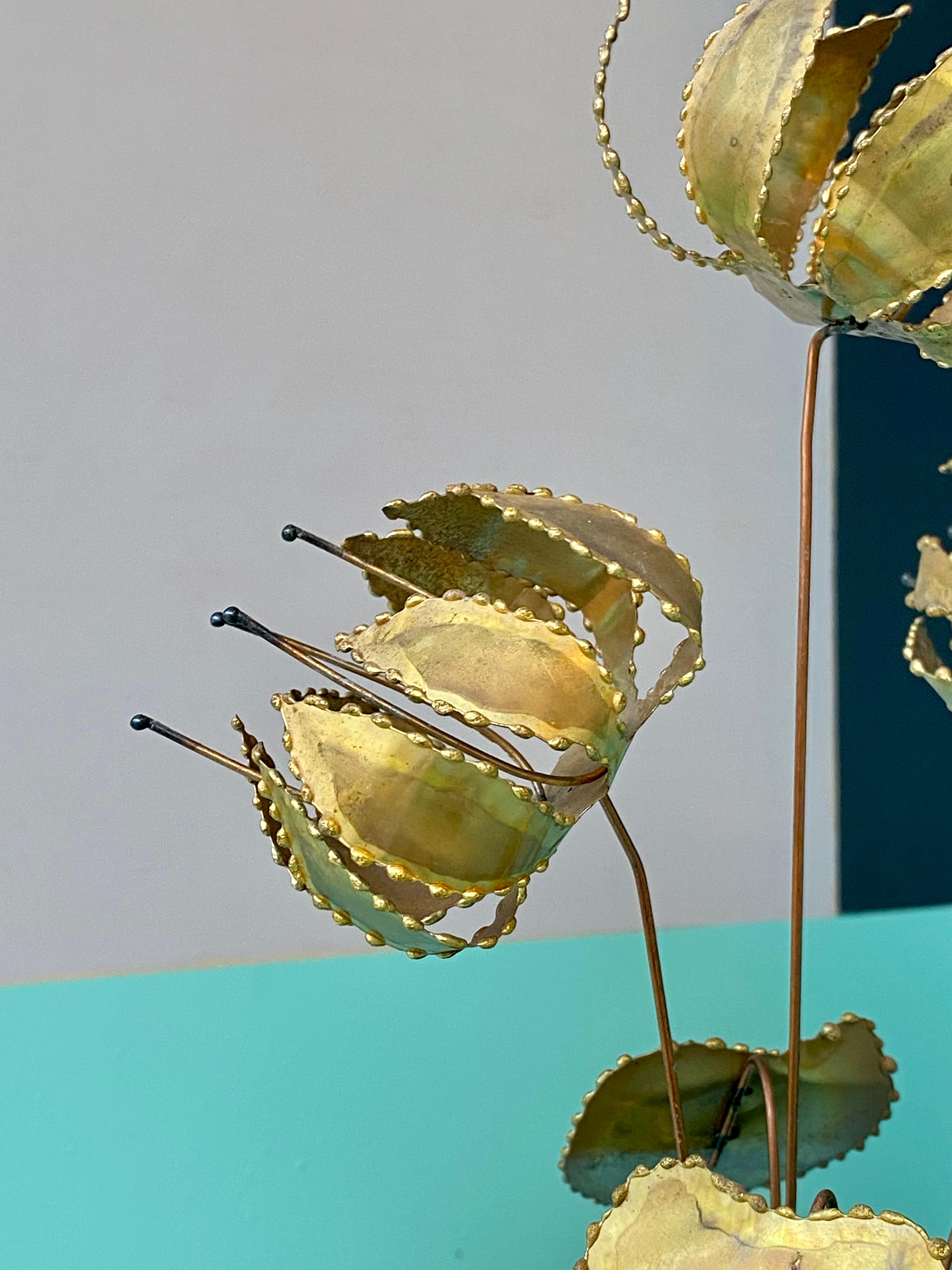 Brutalist Brass Bonsai Ikebana Lily Flower Sculpture by Gerd Scharrelmann 1970s finales del siglo XX en venta