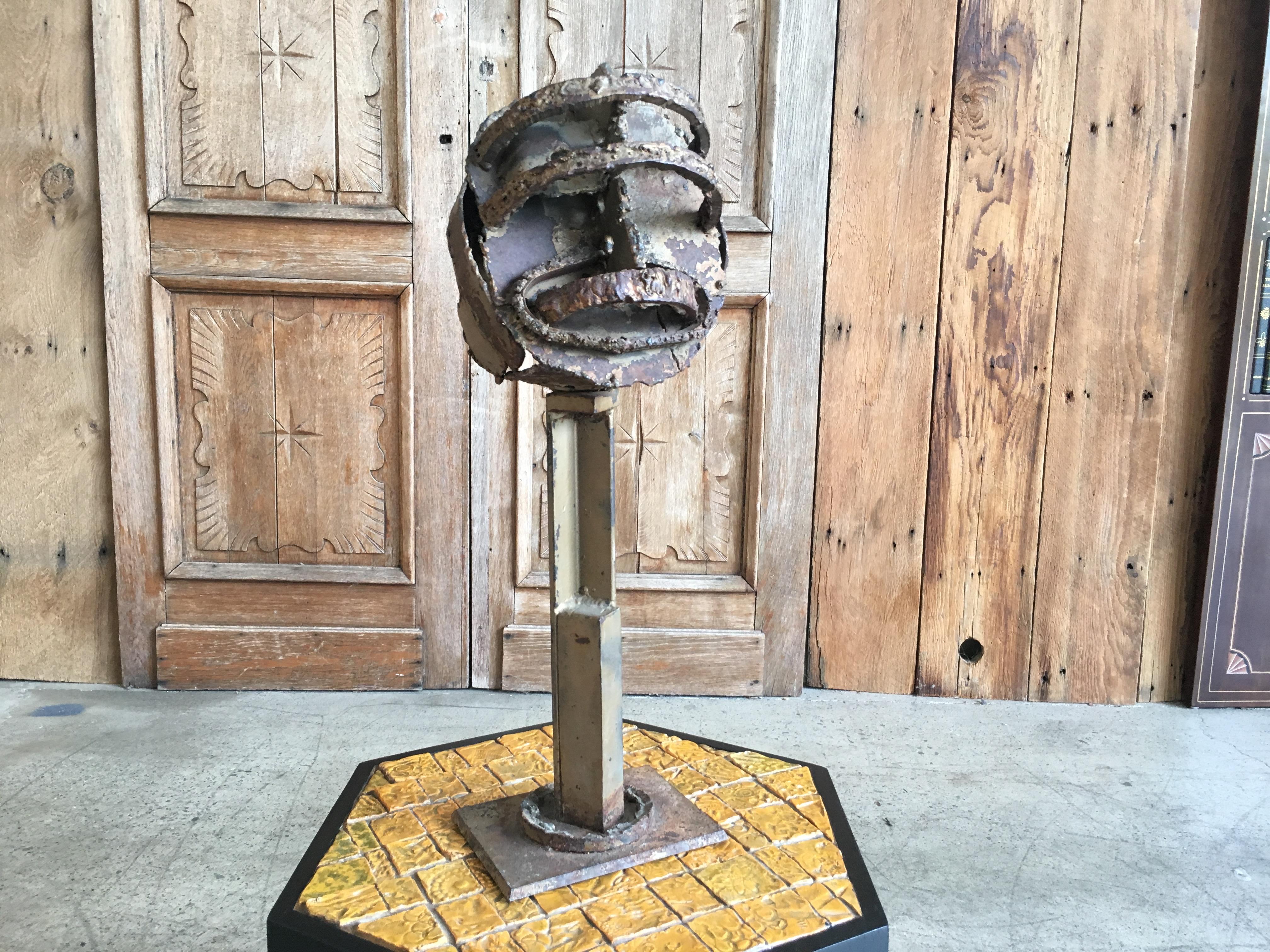 Brutalistische Skulptur mit Fackelschliff (Nordamerikanisch) im Angebot