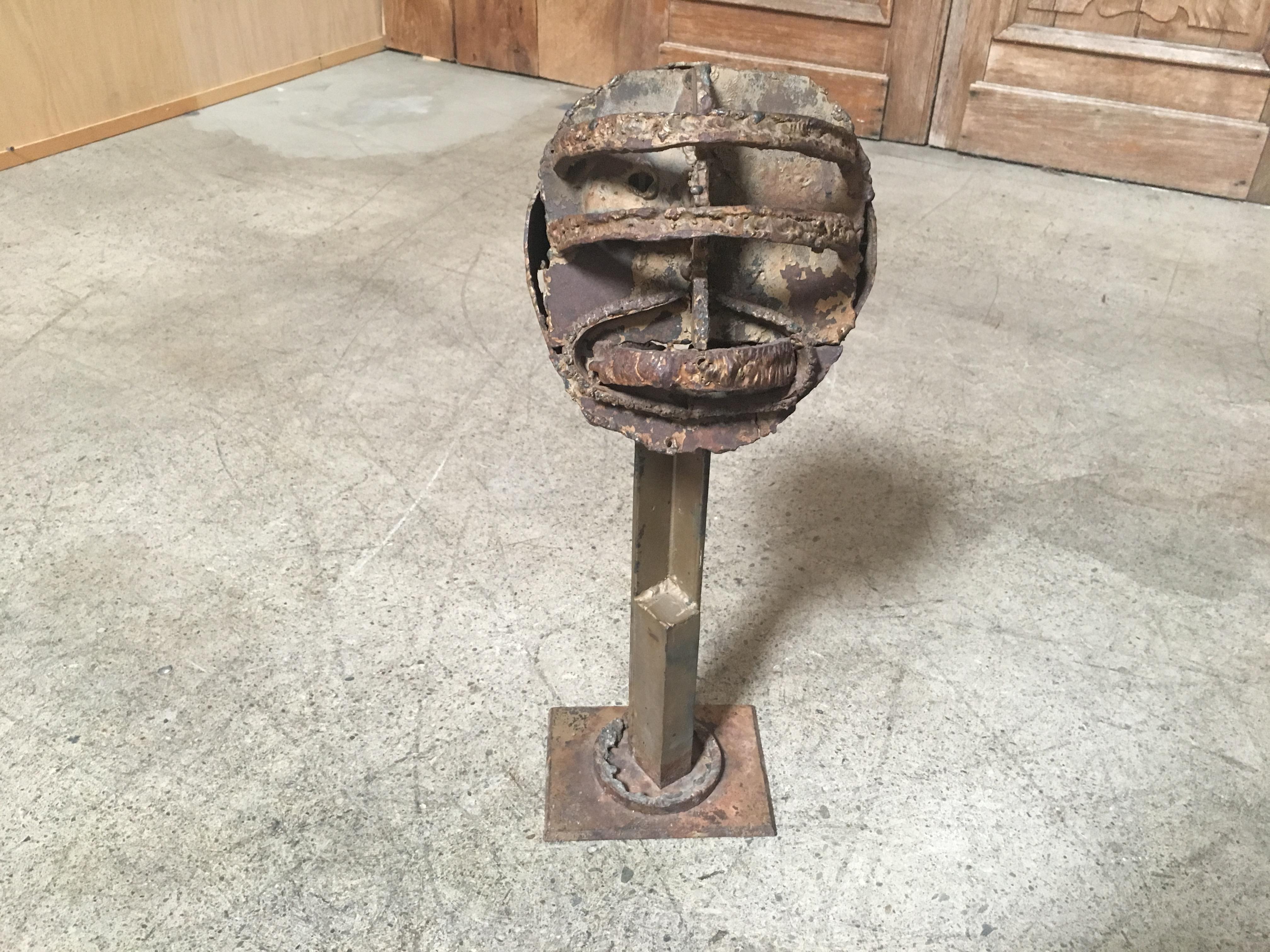 Brutalistische Skulptur mit Fackelschliff im Angebot 1