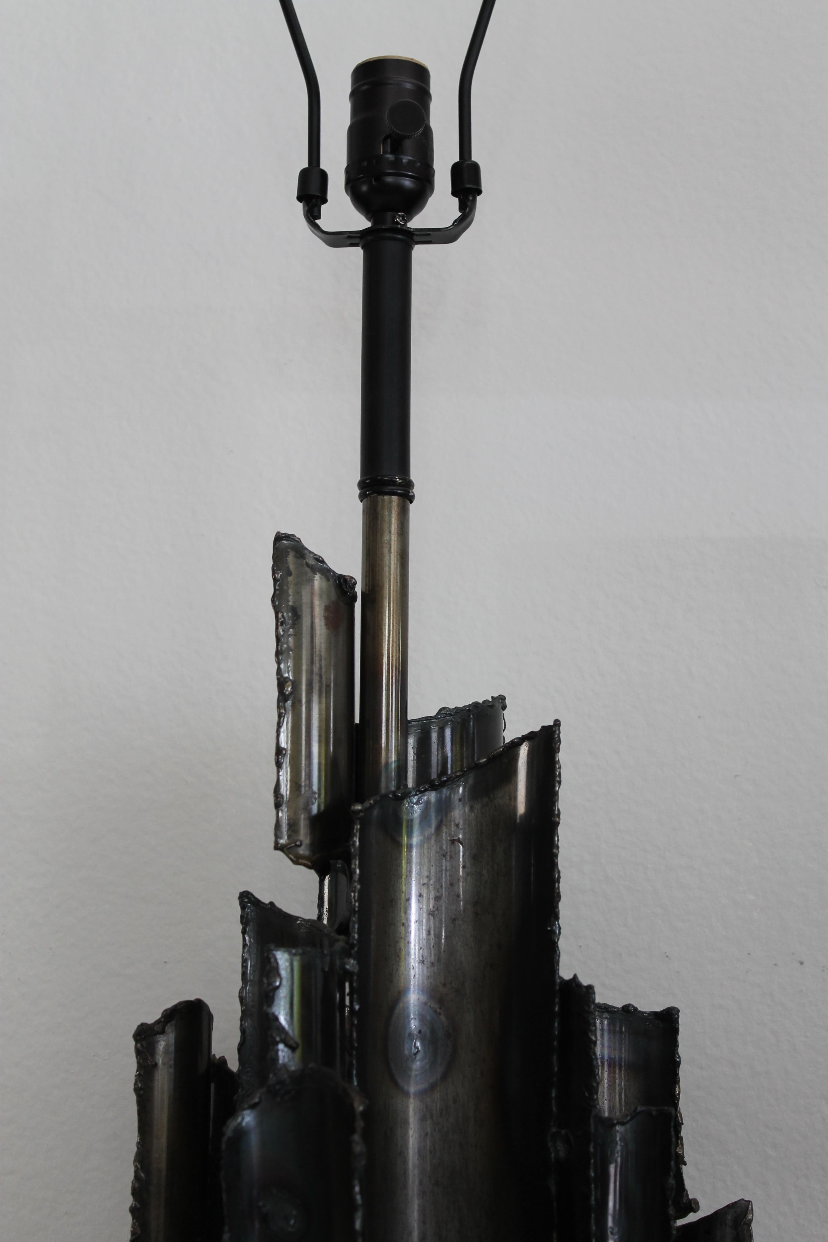 Brutalistische Marcello Fantoni-Tischlampe mit Fackelschliff (Mitte des 20. Jahrhunderts) im Angebot