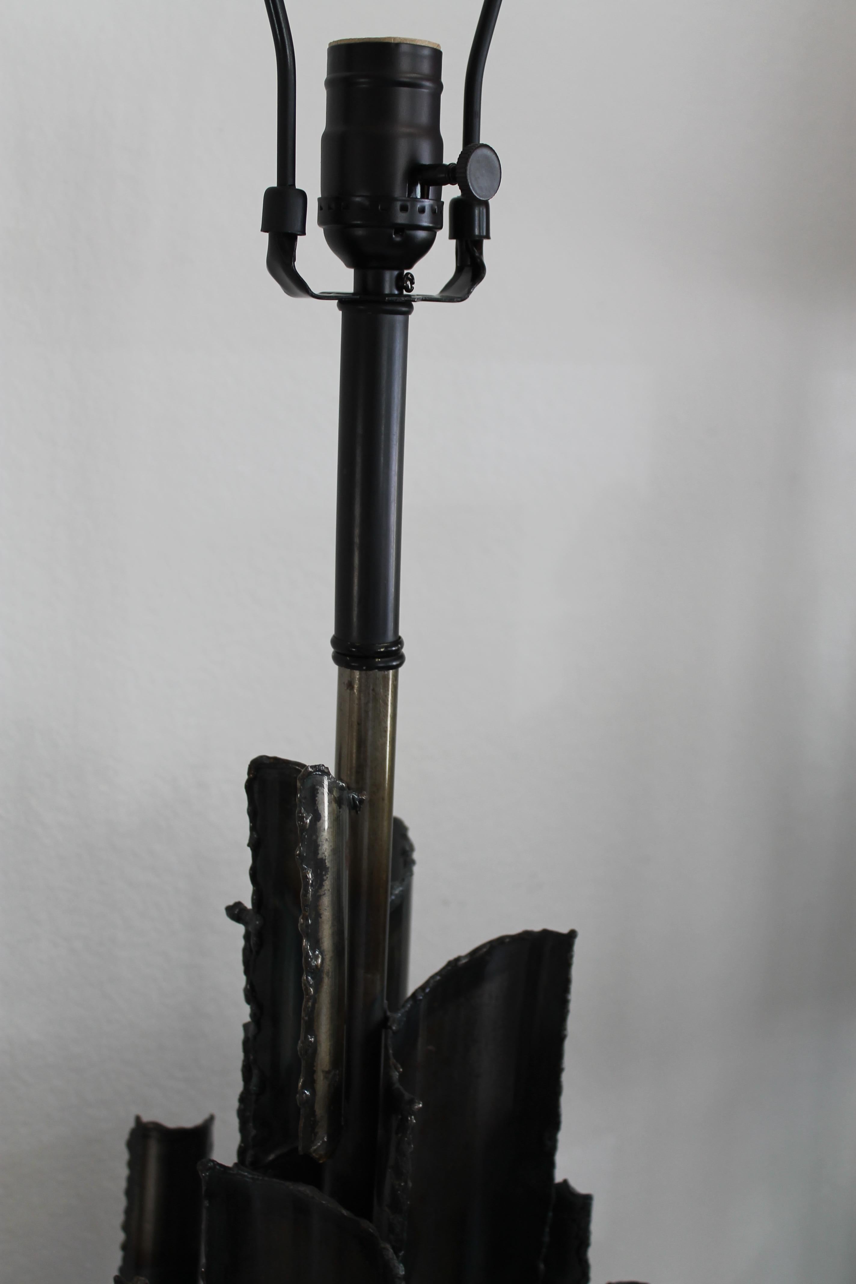 Brutalistische Marcello Fantoni-Tischlampe mit Fackelschliff (Stahlschnitt) im Angebot