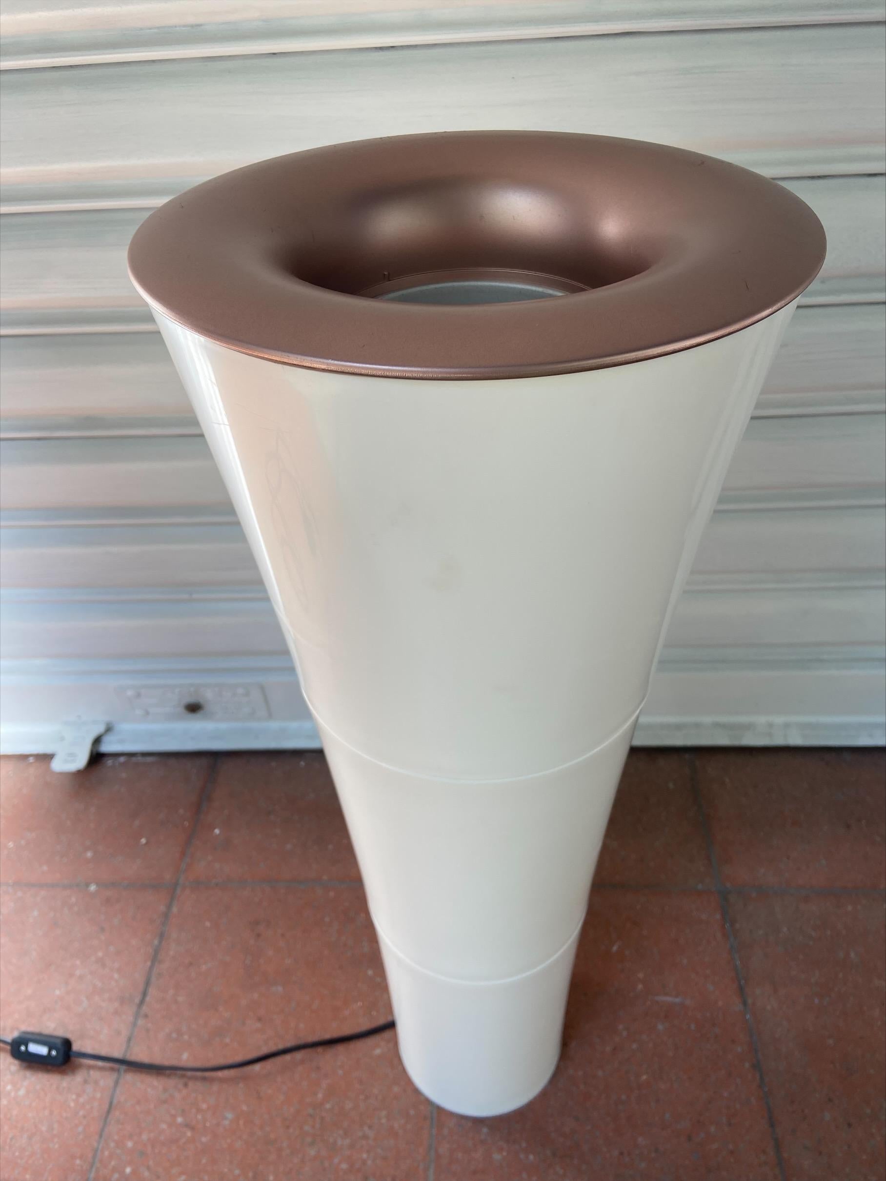 Torch floor lamp - Kaoyi Flacha - Circa 1980
Made in Japan
In white and rose gold PVC in perfect condition.
Electricity in perfect working order.
Height: 78cm.
Diameter at the top: 30.5 cm.
Diameter at the base: 16 cm.