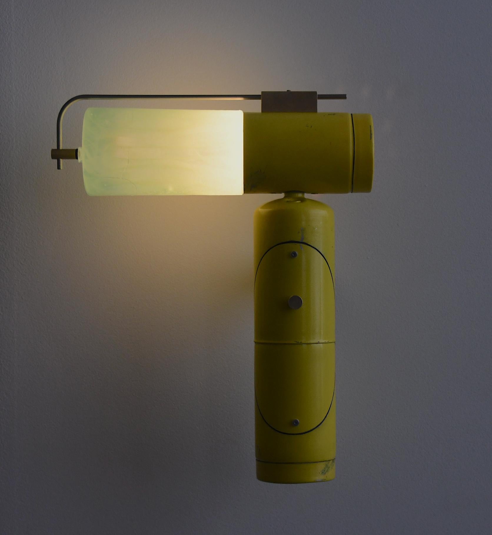 Torch no2 fait partie d'une série d'objets lumineux basés sur la réutilisation de bouteilles de propane vides. Dans cette version, le verre coulé remplace la porcelaine utilisée dans la première itération. La pièce peut être tournée à 360 degrés sur