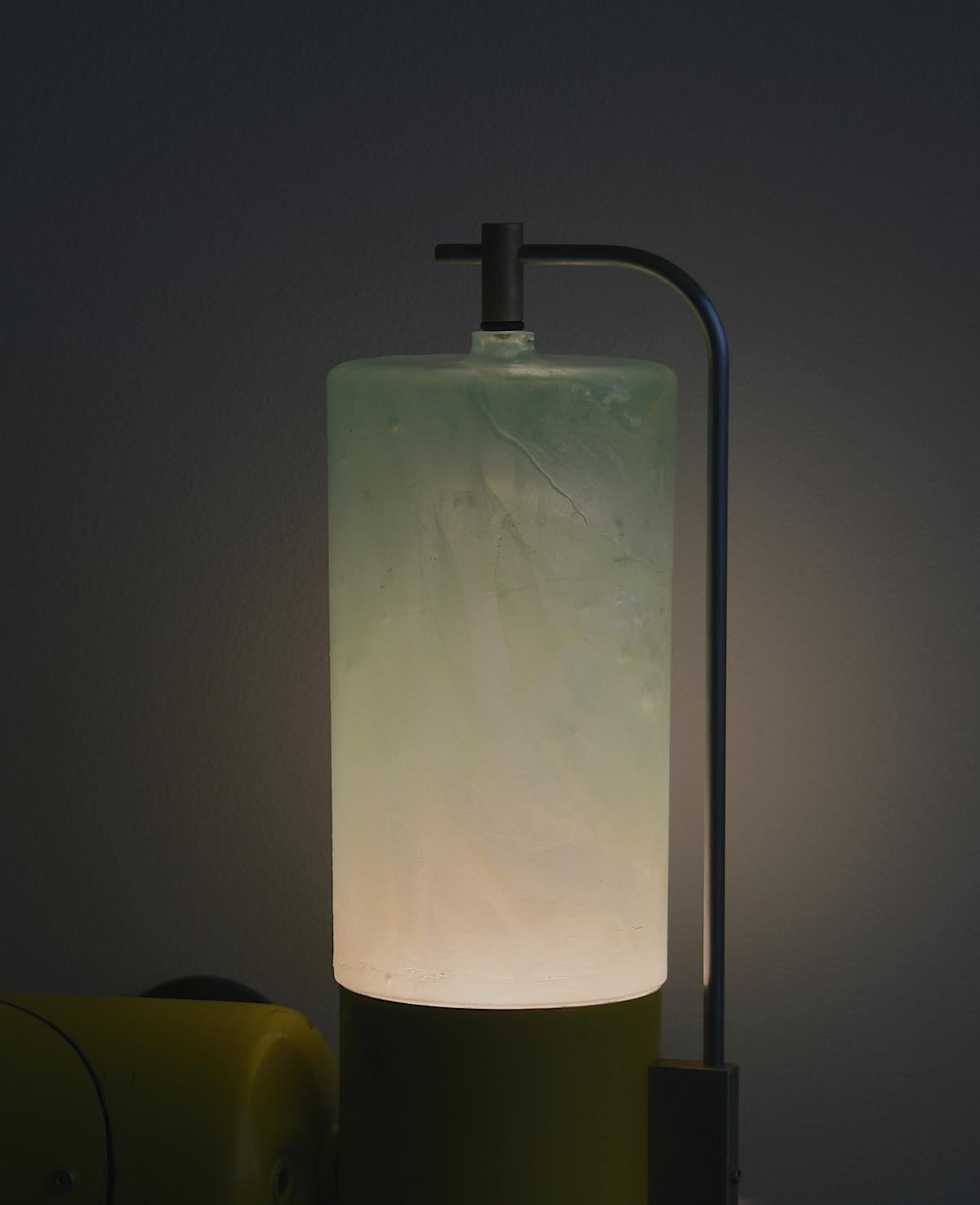 Postmoderne Torch no2 (Illuminated Objects) - Applique murale sculpturale avec diffuseur en verre moulé en vente