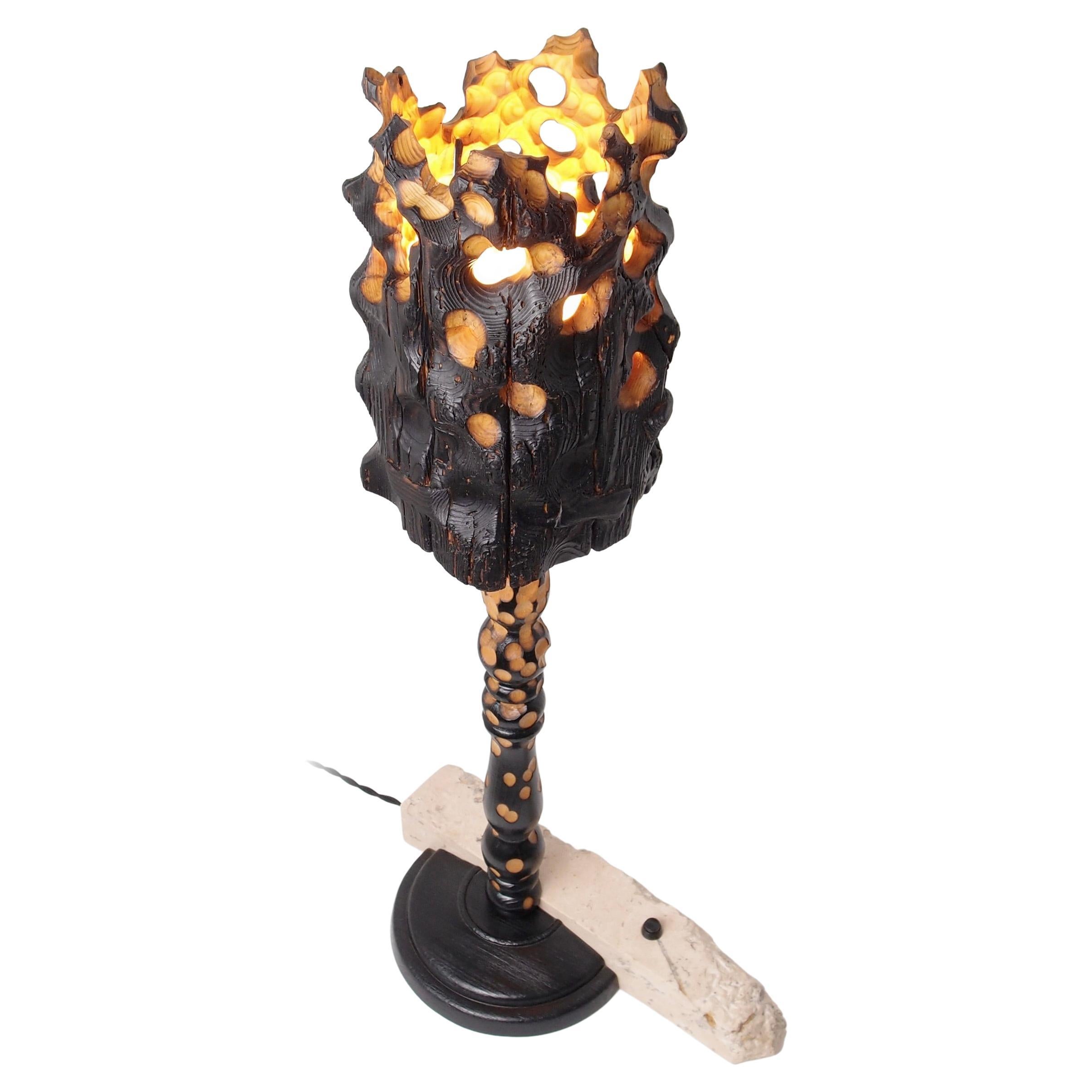 Torch, skulpturale Beleuchtung, Tischlampe aus aufgearbeitetem, gebranntem Holz und Stein