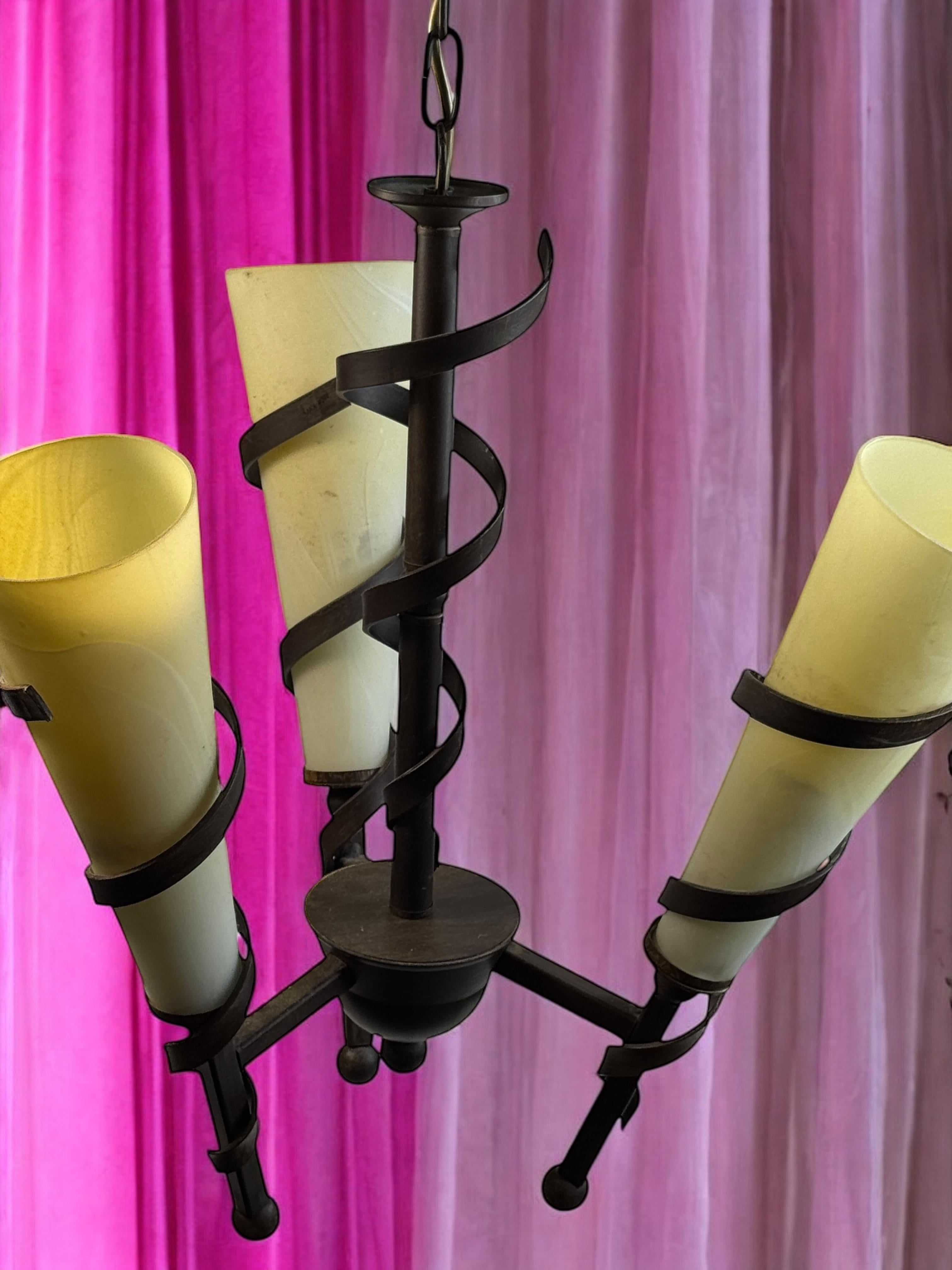 Torcia Tole Lampadario a sospensione Paralume in vetro Design neoclassico, Italia anni '80 in vendita 3