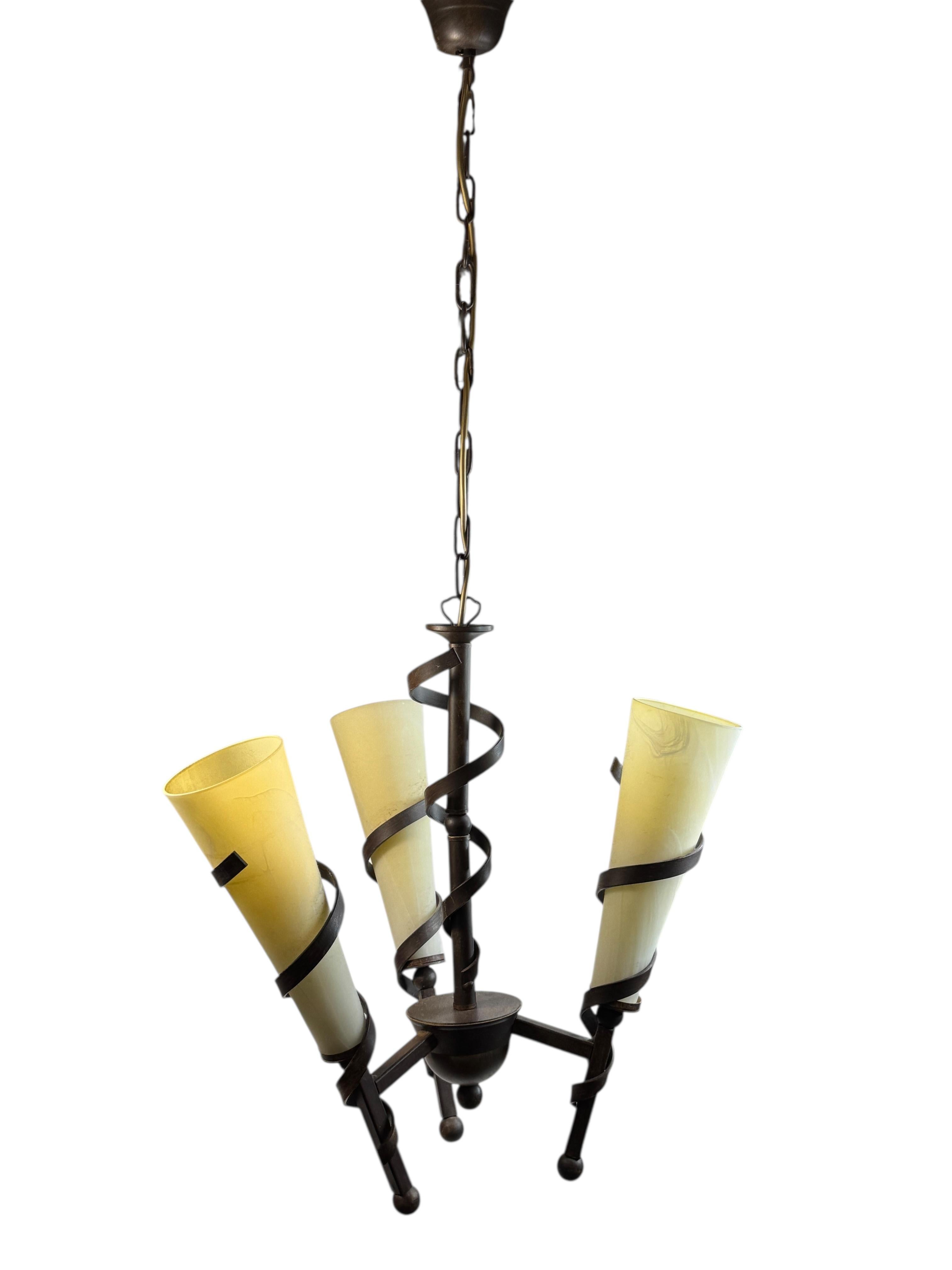 Neoclassico Torcia Tole Lampadario a sospensione Paralume in vetro Design neoclassico, Italia anni '80 in vendita