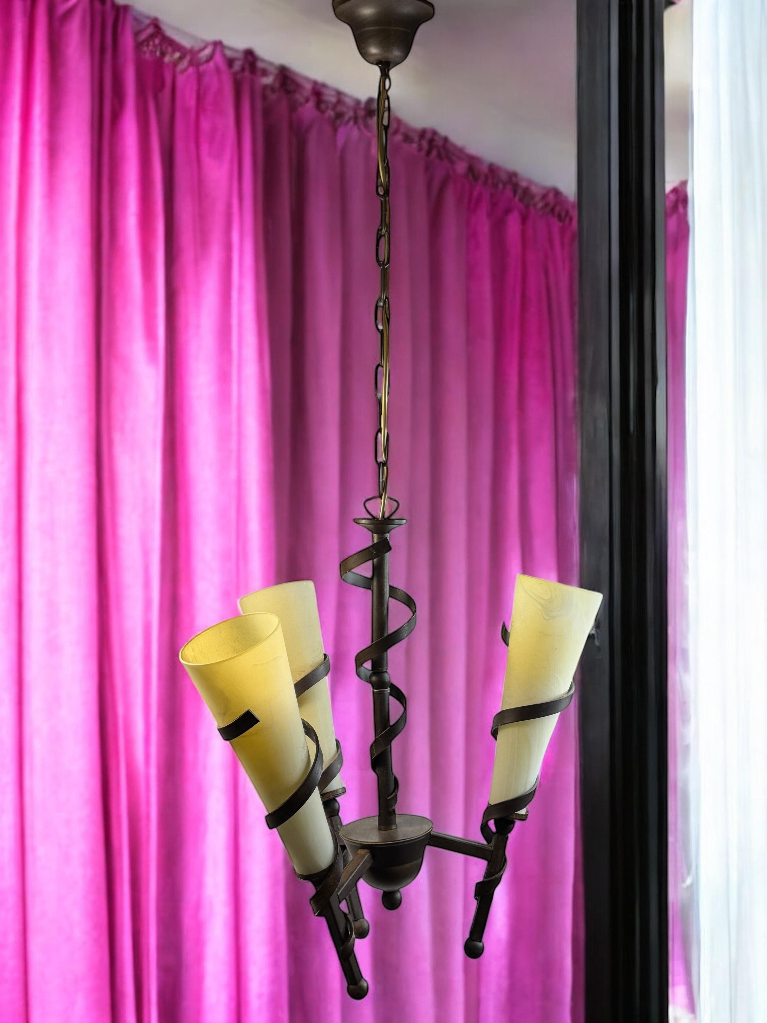 Italiano Torcia Tole Lampadario a sospensione Paralume in vetro Design neoclassico, Italia anni '80 in vendita