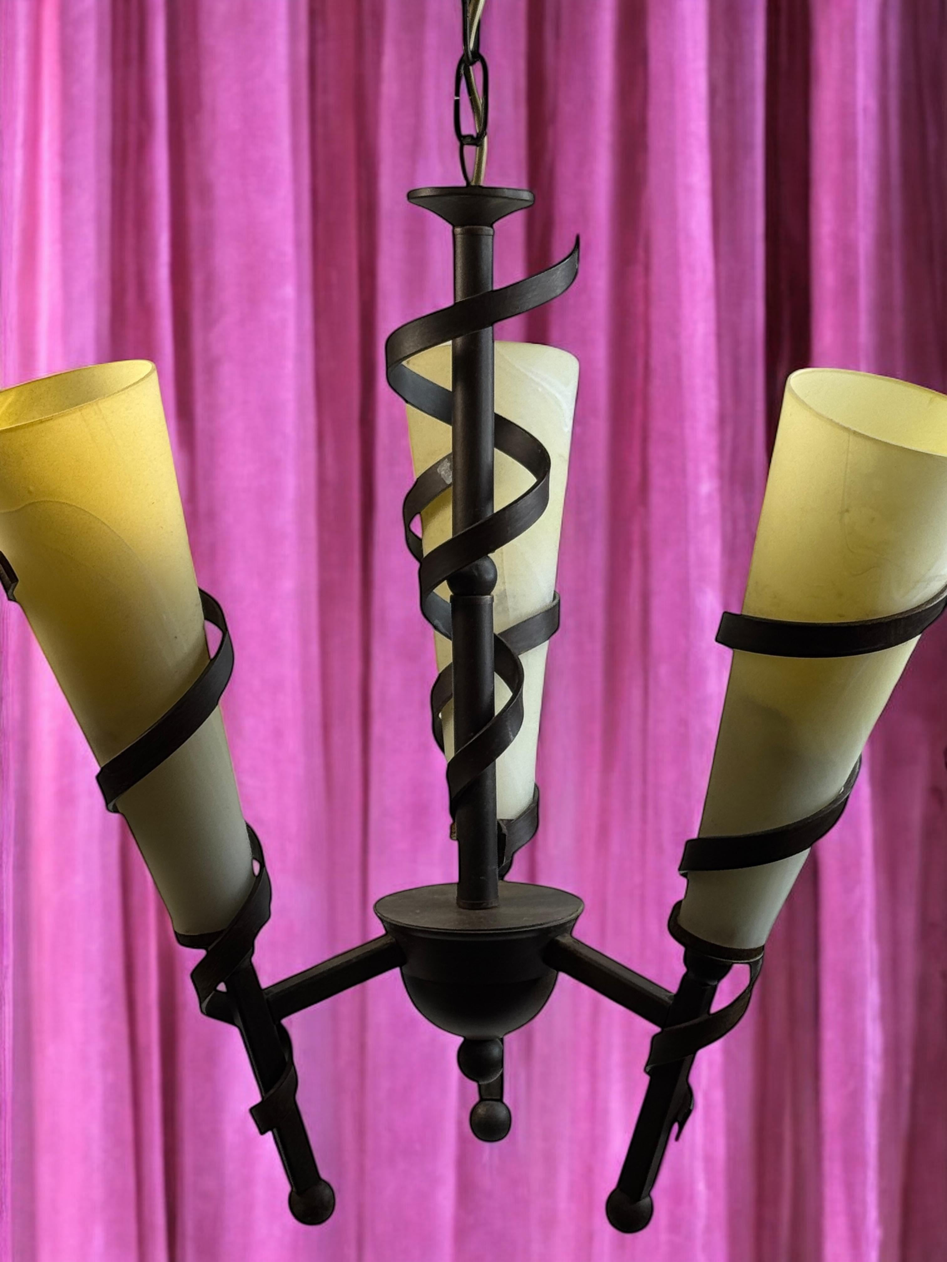 Fine XX secolo Torcia Tole Lampadario a sospensione Paralume in vetro Design neoclassico, Italia anni '80 in vendita