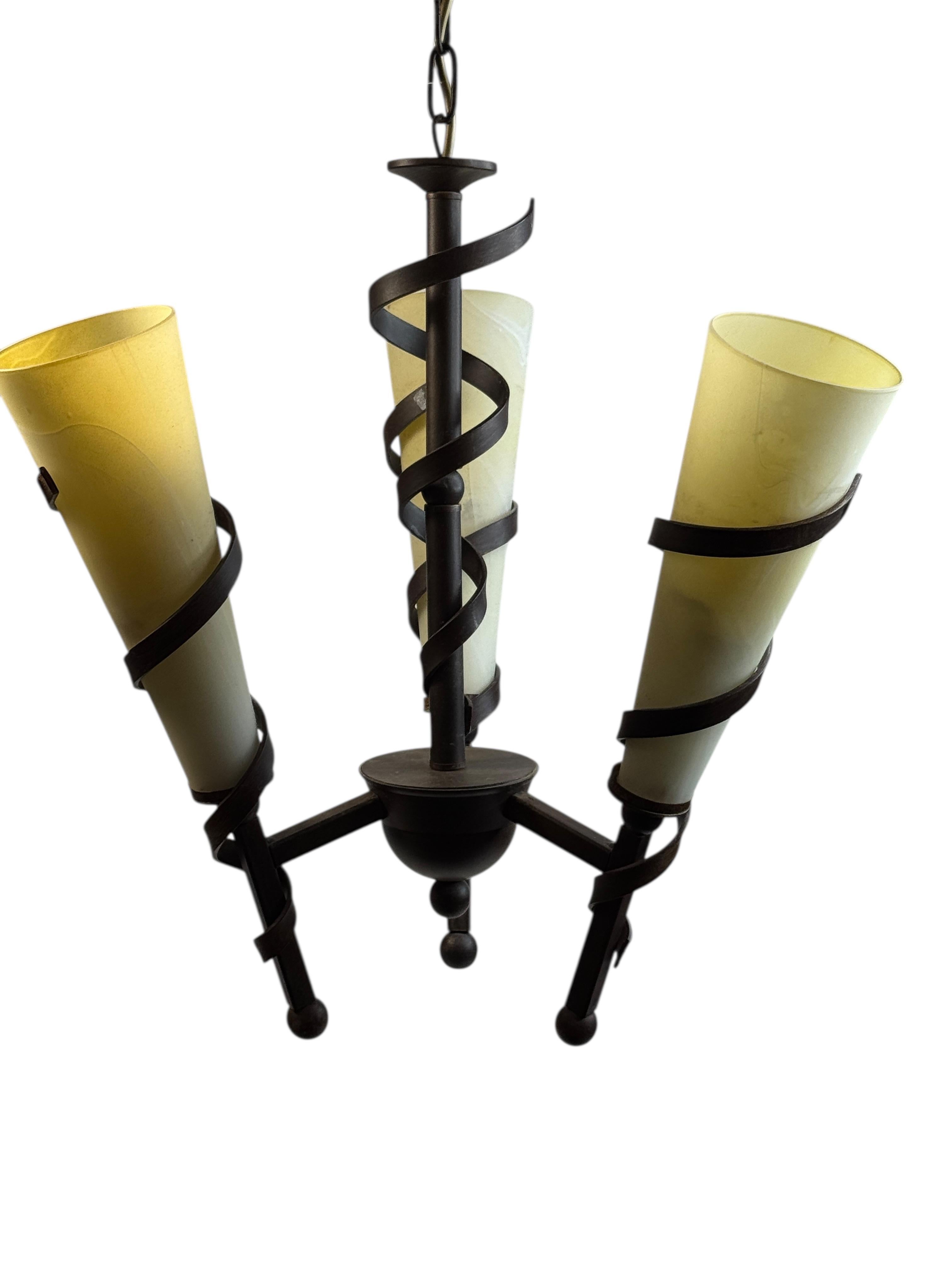 Metallo Torcia Tole Lampadario a sospensione Paralume in vetro Design neoclassico, Italia anni '80 in vendita