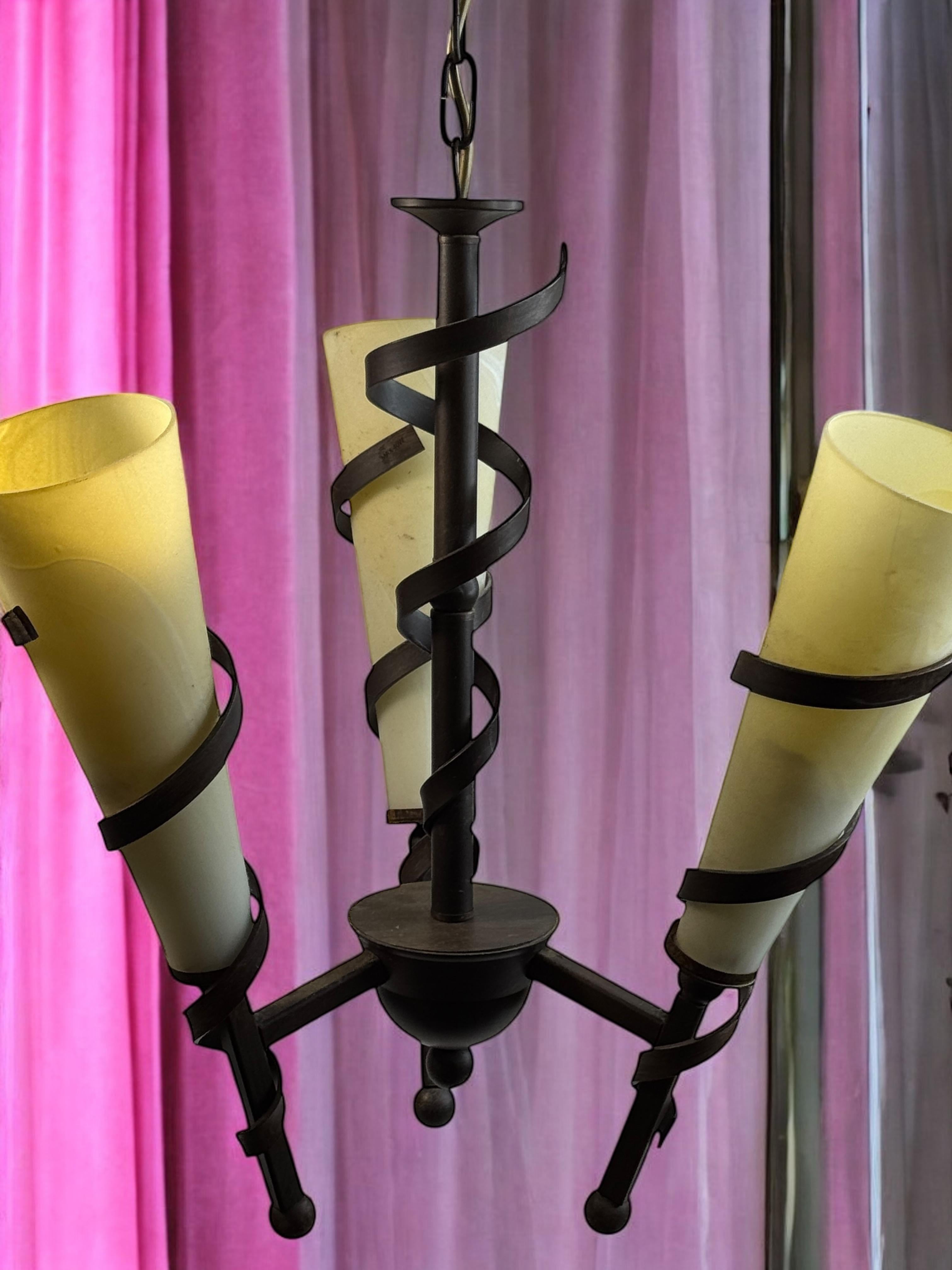 Torcia Tole Lampadario a sospensione Paralume in vetro Design neoclassico, Italia anni '80 in vendita 1