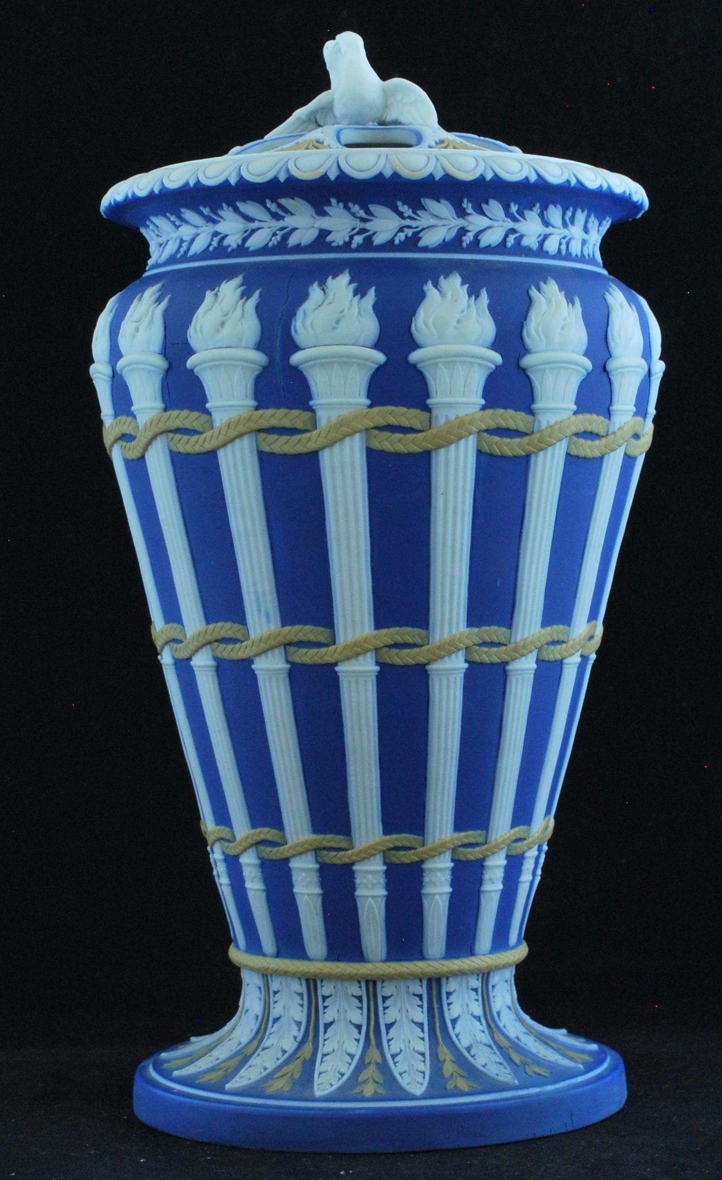 Un vaso a torcia tricolore molto alto e di grande effetto, completo di coperchio.

Nell'iconografia neoclassica, le torce simboleggiano il matrimonio; da qui il finale con l'uccello innamorato.
 