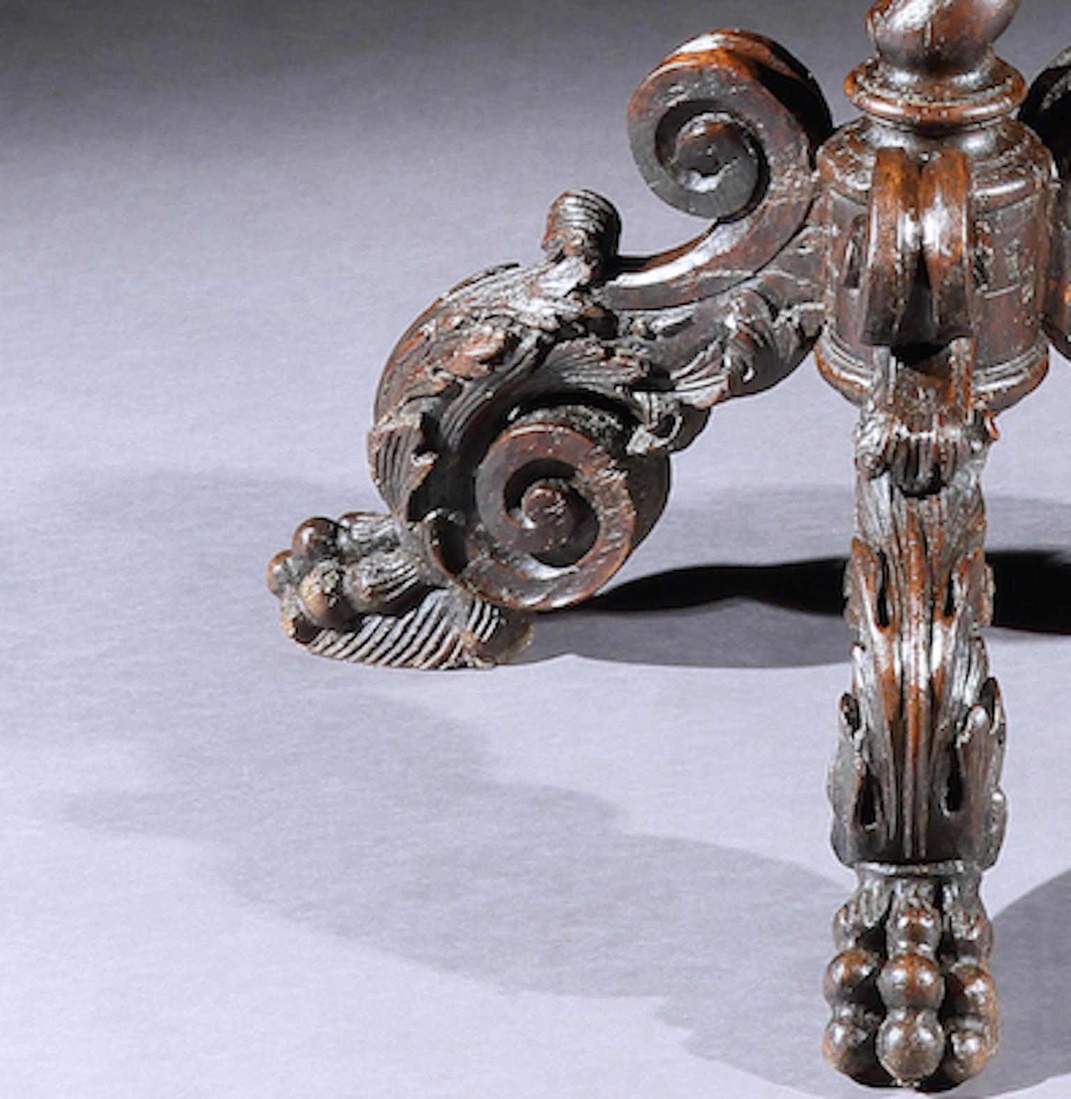 Le piquet en métal et la gouttière entourent le balustre, l'anneau et la tige tournée en torsion d'orge qui est soutenue par une base sculptée de feuilles d'acanthe et de rinceaux se terminant par des pieds en patte de lion. Excellente couleur et