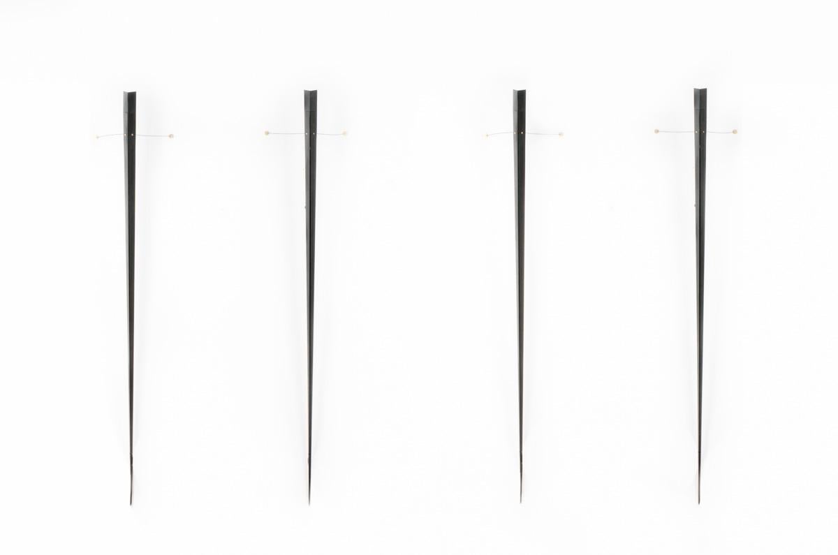 Wandleuchte des französischen Designers Gilles Derain für Lumen
Modell Torchere
Alles aus schwarz lackiertem Metall
Benötigt eine E14-Referenzbirne und hat einen Dimmer
4 Stück verfügbar
