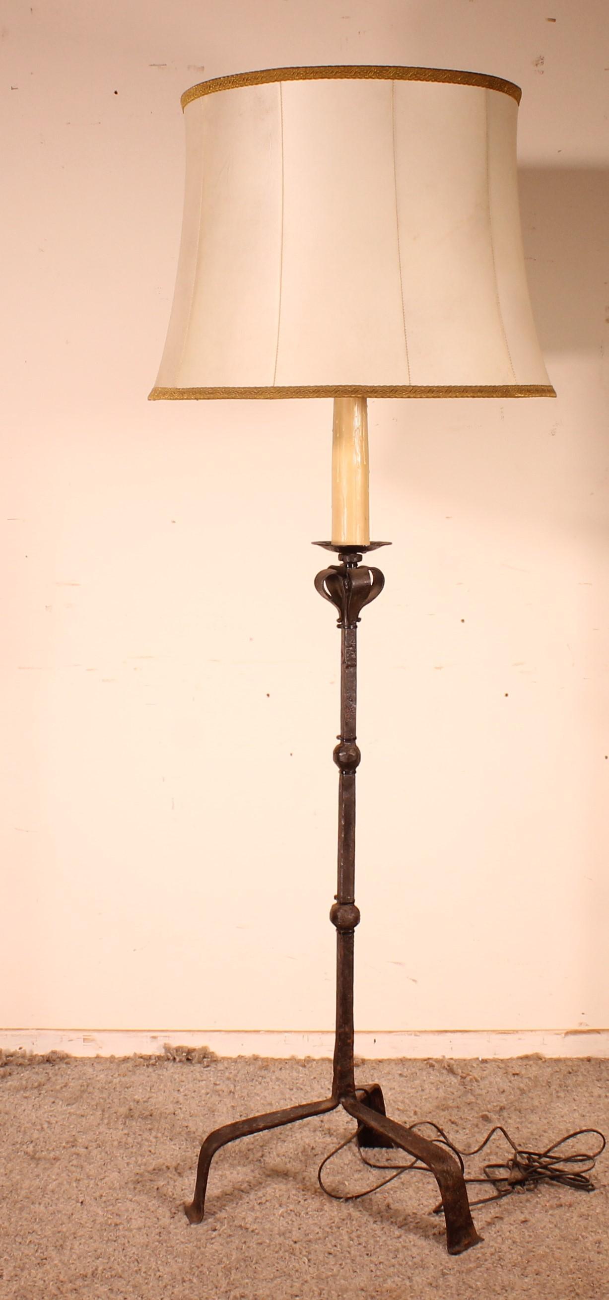 XIXe siècle Lampe torchère ou lampadaire en fer forgé avec abat-jour en peau de chèvre en vente