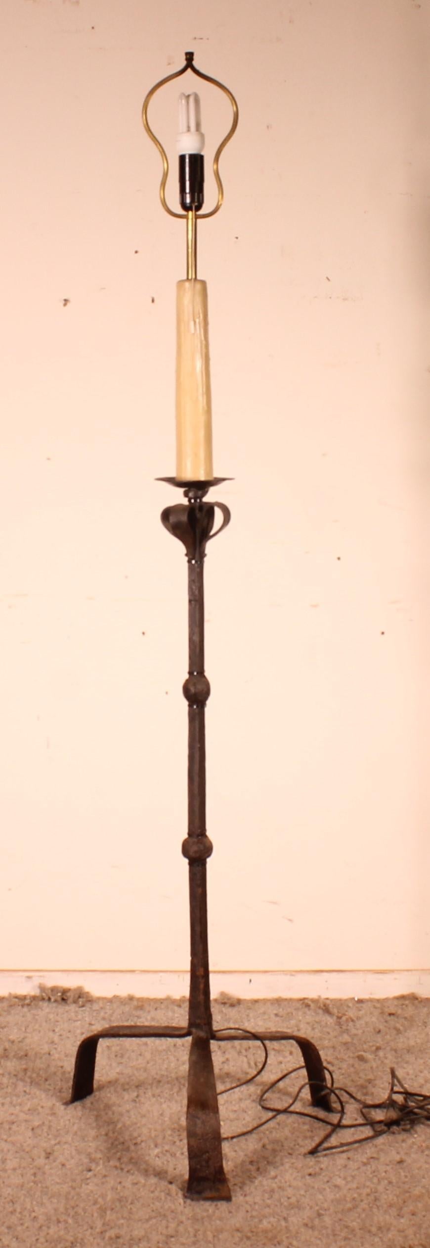 Fer forgé Lampe torchère ou lampadaire en fer forgé avec abat-jour en peau de chèvre en vente