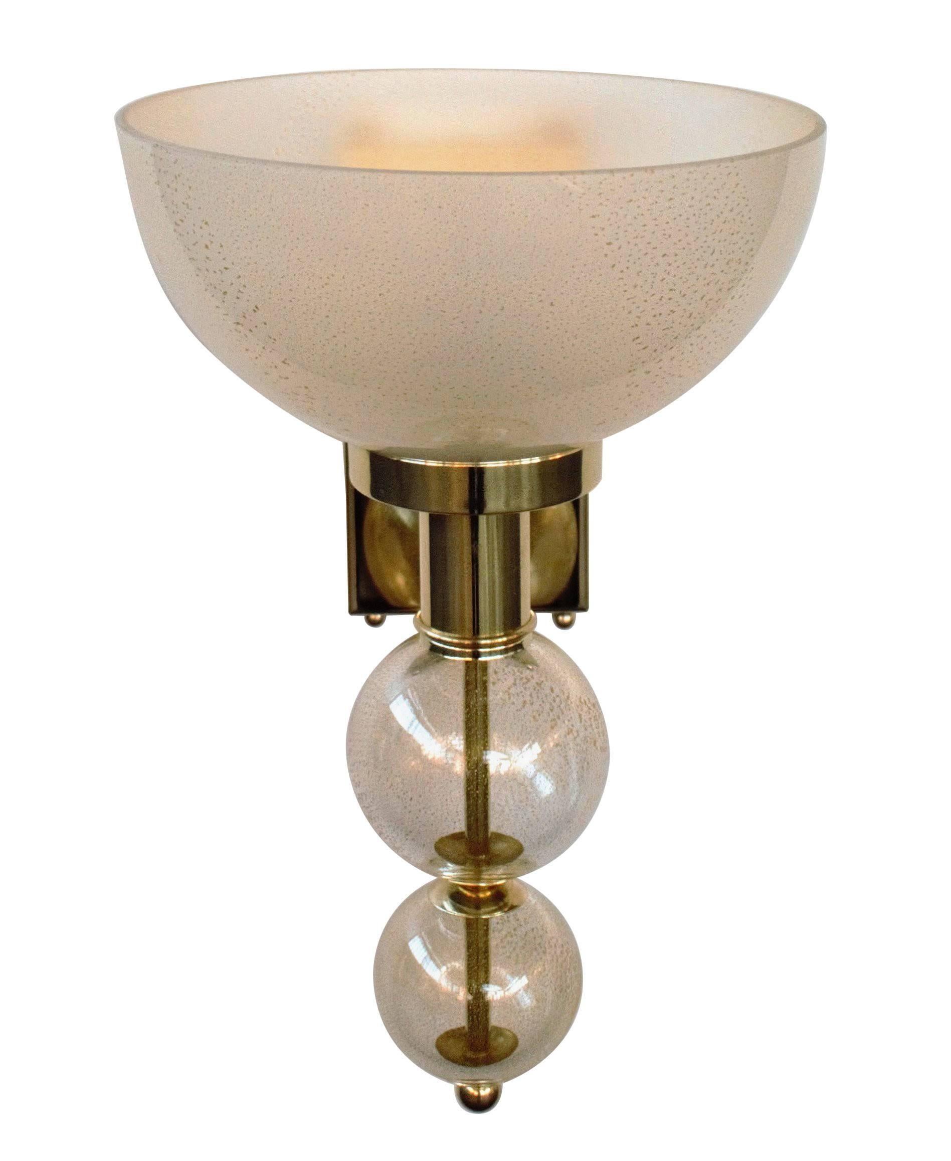 Aplique italiano de cristal de Murano transparente y esmerilado soplado a mano con motas doradas en el interior del cristal, montado en un marco de latón pulido / Diseñado por Fabio Bergomi para Fabio Ltd / Fabricado en Italia
1 luz / tipo E26 o E27