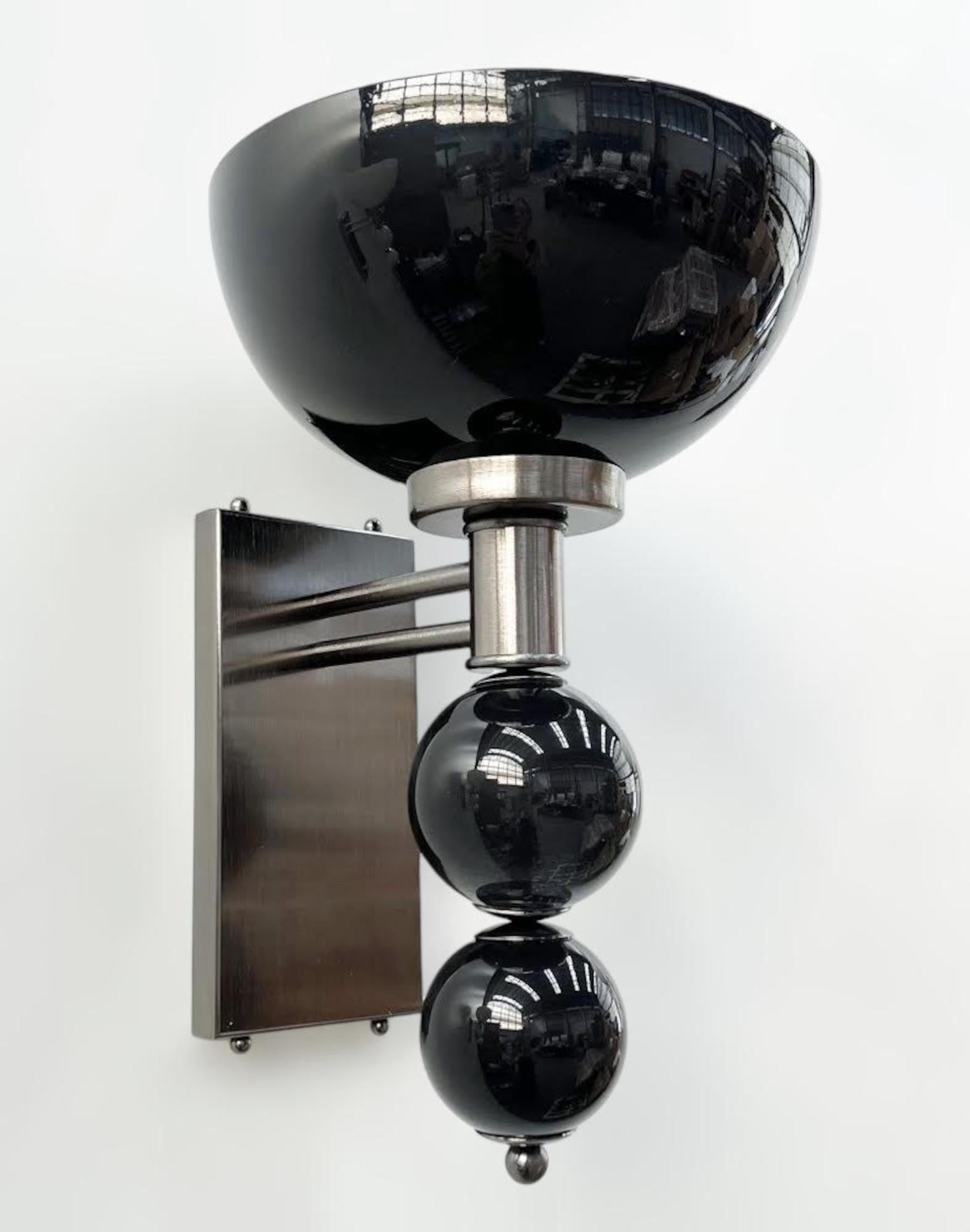 Aplique italiano con cristal de Murano negro soplado a mano, montado en un marco de latón macizo con acabado de níquel negro satinado / Diseñado por Fabio Bergomi para Fabio Ltd / Fabricado en Italia.
1 luz / tipo E26 o E27 / máx. 60W 
Medidas: Alto