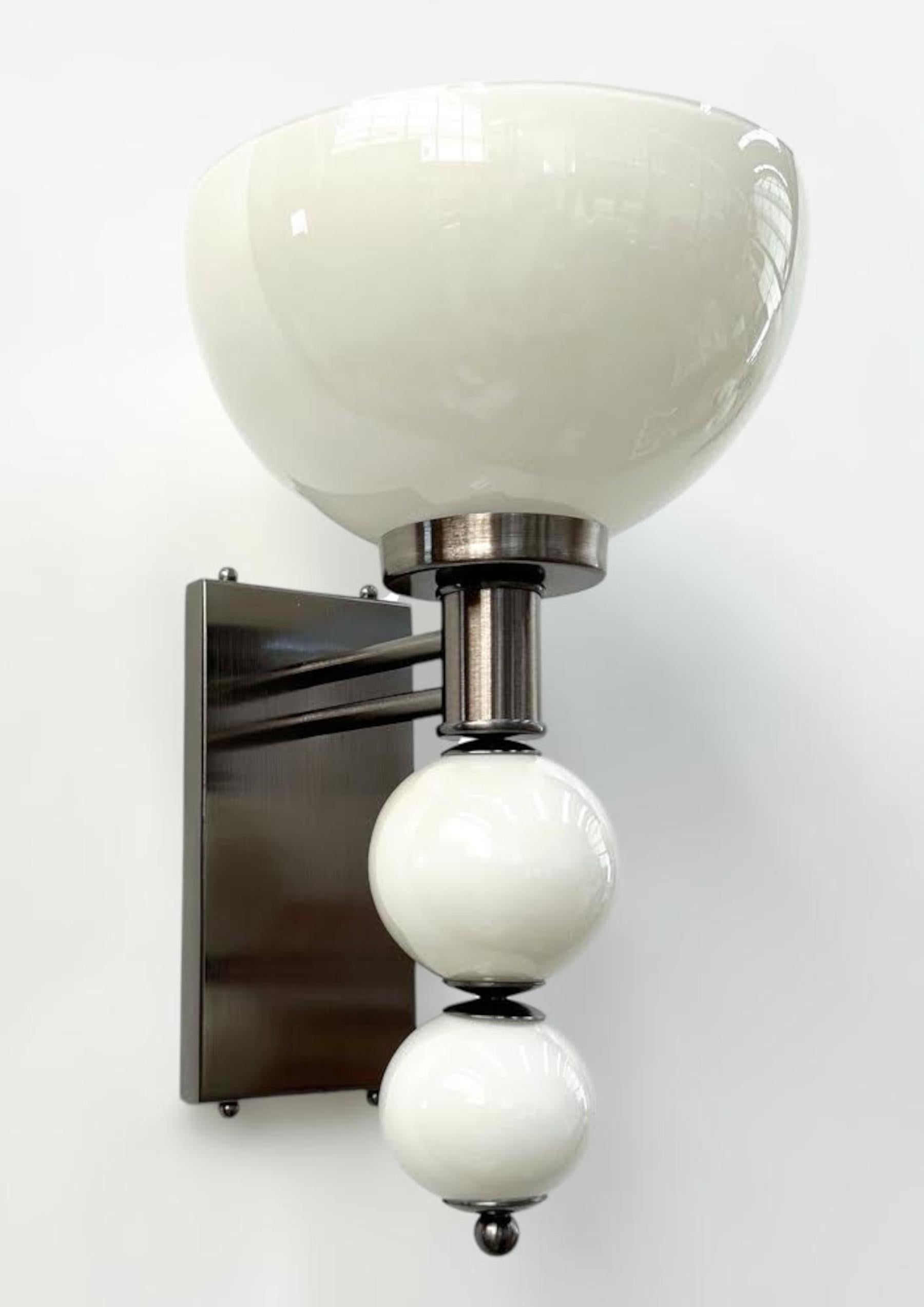 Aplique italiano con cristal de Murano soplado a mano de color crema, montado sobre un marco de latón macizo en acabado de níquel negro satinado / Diseñado por Fabio Bergomi para Fabio Ltd / Fabricado en Italia.
1 luz / tipo E26 o E27 / máx. 60W