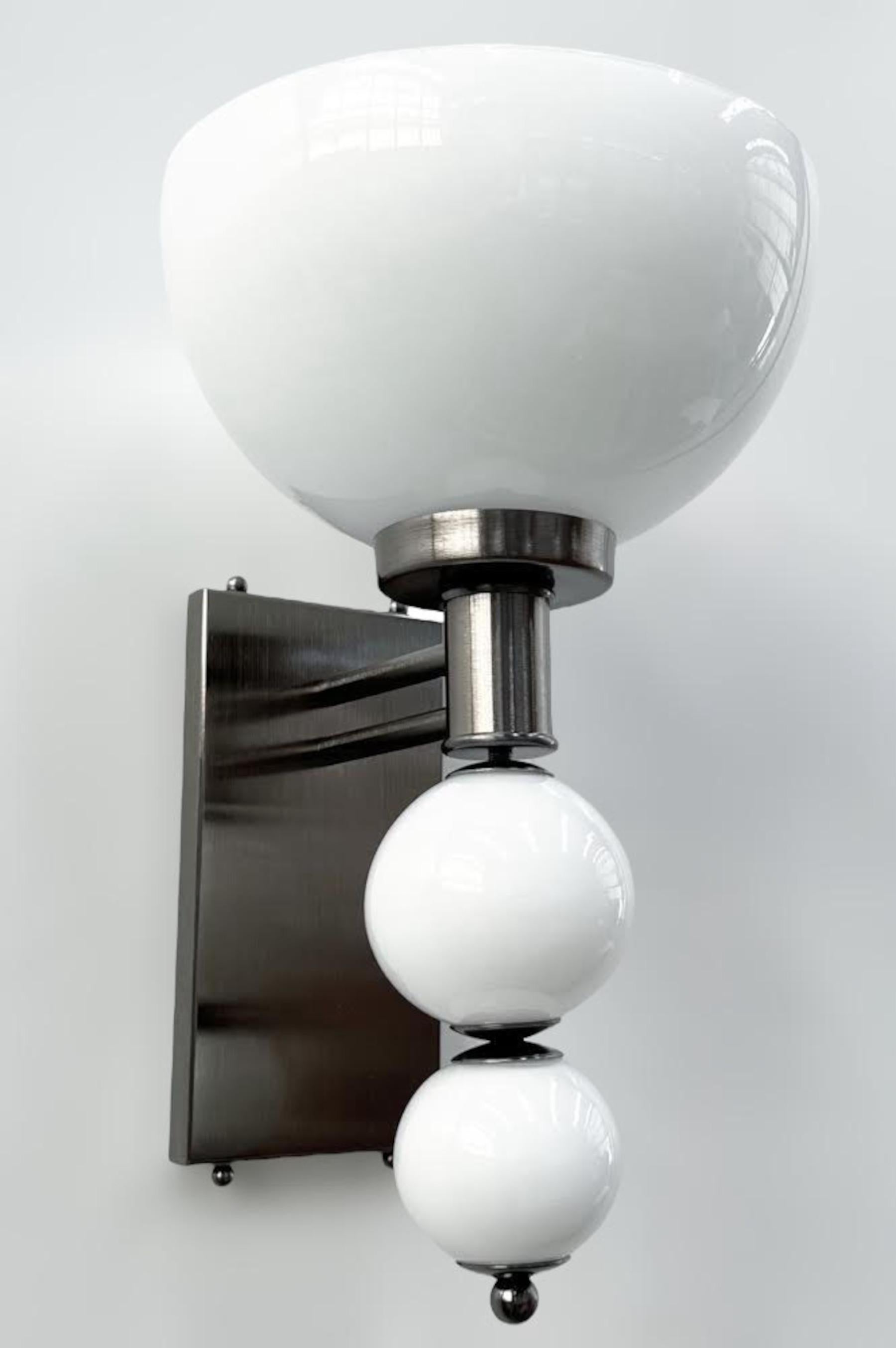 Aplique italiano con cristal de Murano blanco lechoso soplado a mano, montado sobre un marco de latón macizo en acabado níquel negro satinado / Diseñado por Fabio Bergomi para Fabio Ltd / Fabricado en Italia.
1 luz / tipo E26 o E27 / máx. 60W