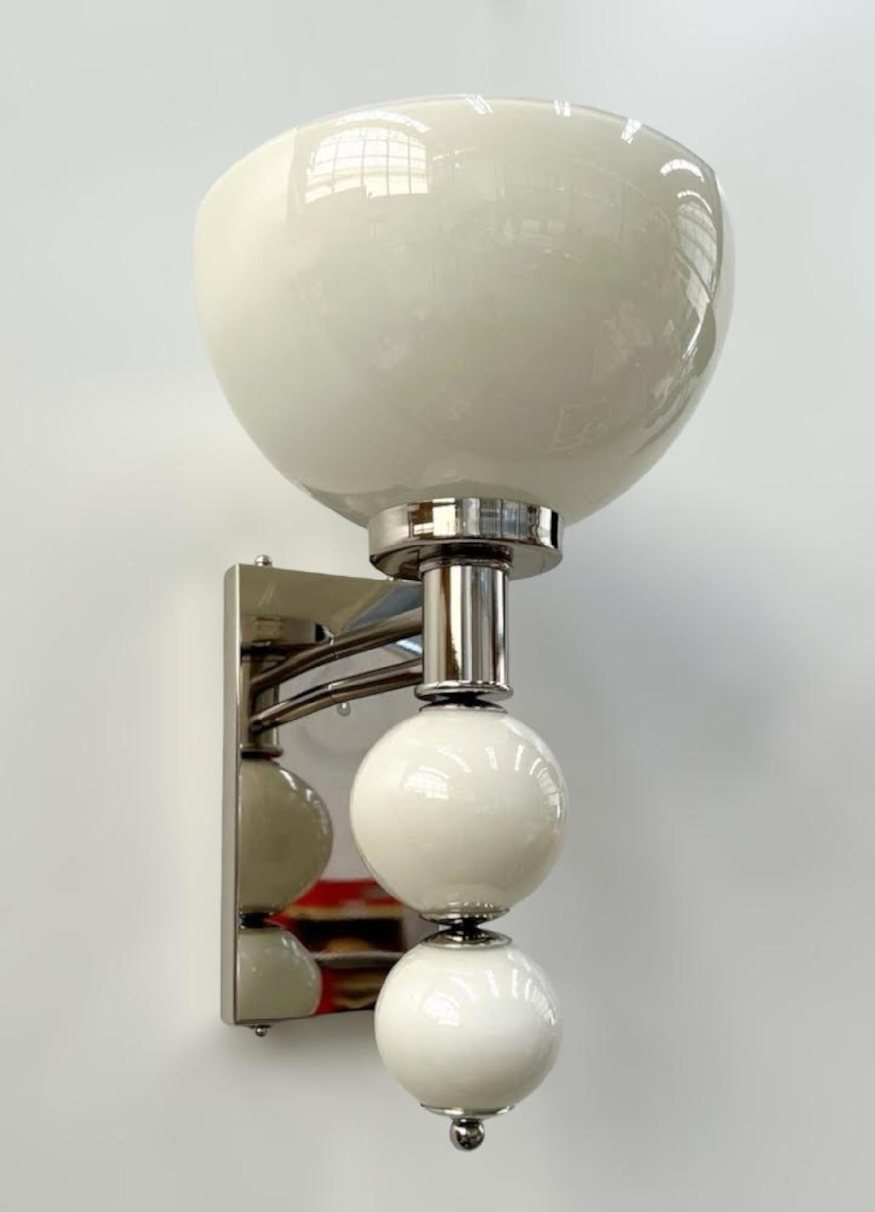 Applique italiana in vetro di Murano soffiato a mano color crema, montata su una struttura in ottone massiccio con finitura in nichel lucido / Disegnata da Fabio Bergomi per Fabio LTD / Made in Italy.
1 luce / tipo E26 o E27 / max 40W 
Misure: