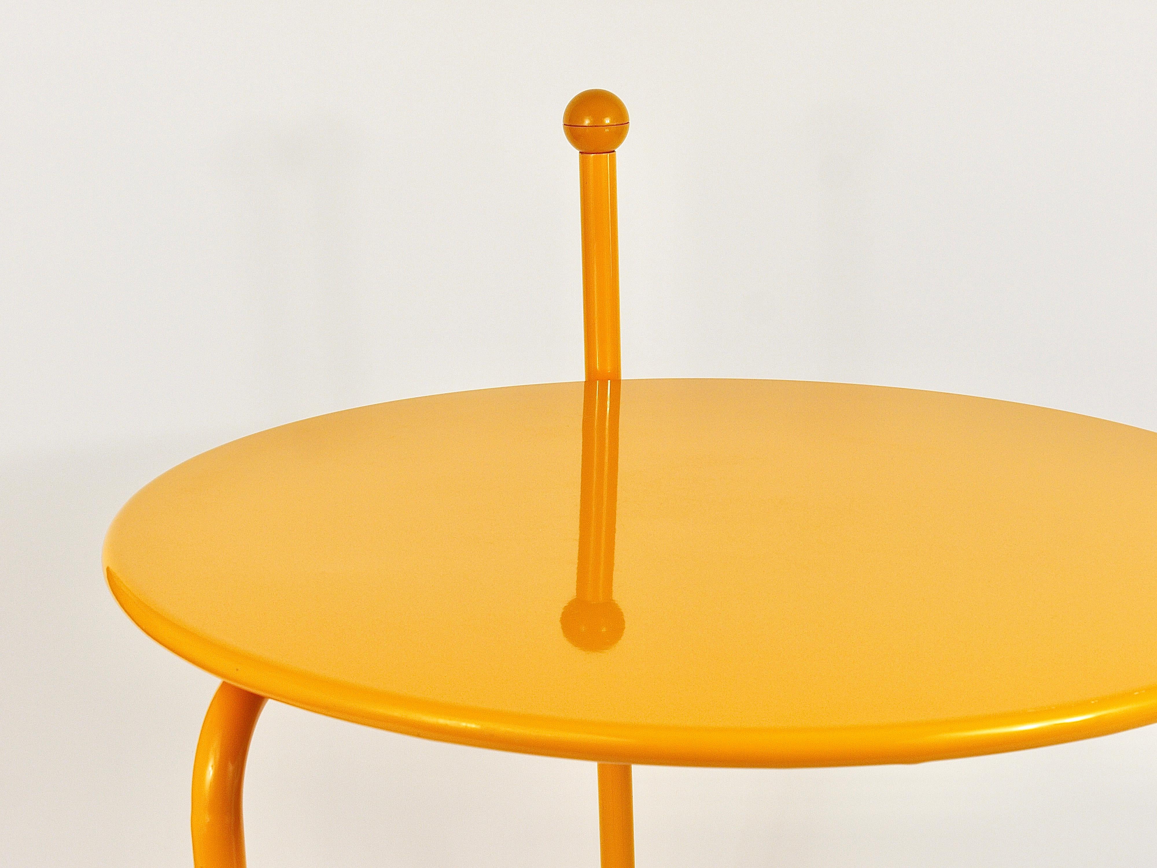 Table ronde pliante de style Foldes pour café, table d'appoint ou table d'appoint à plateau rabattable, jaune d'or. Conçu en 1986 par Tord Björklund pour Ikea. Cette table pliante est fabriquée en métal, possède de jolies roulettes rondes et une