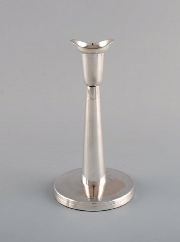 Tore Eldh, Swedish silversmith. A pair of modernist candlesticks in silver. Mid-20th century.
Measures: 16 x 8.5 cm.
In excellent condition.
Stamped.