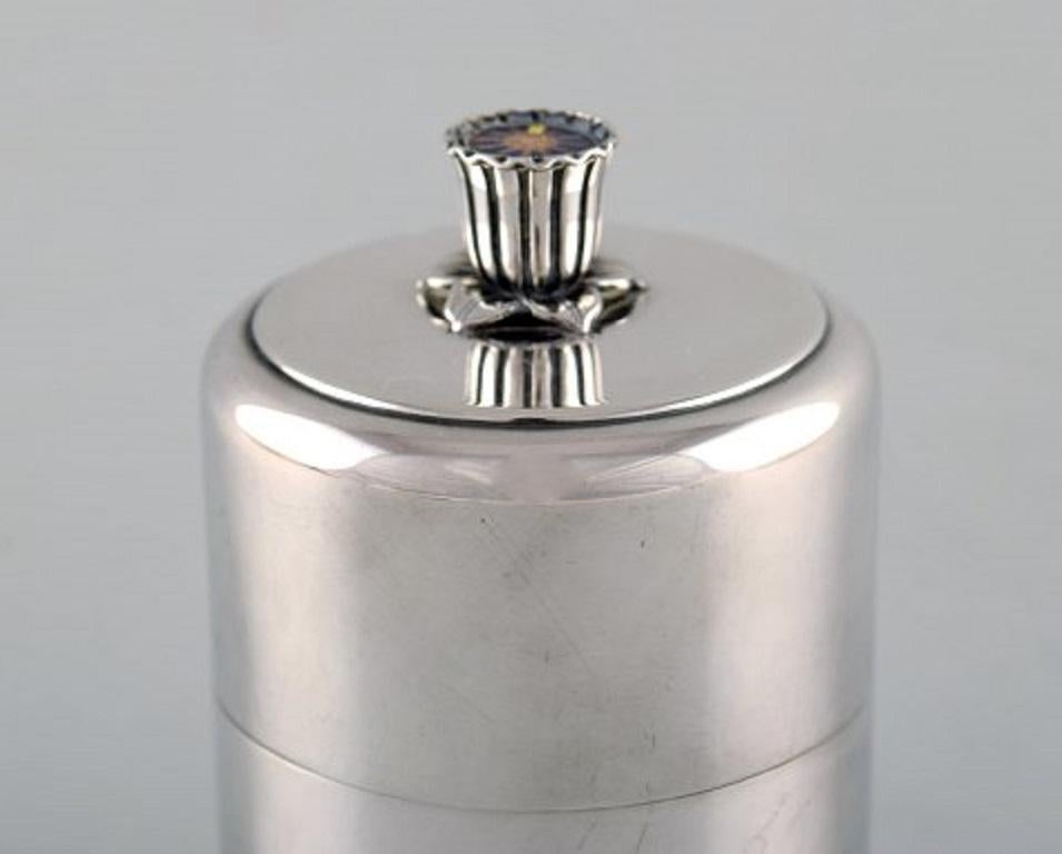 Tore Eldh, Swedish silversmith. Lidded silver container. Minimalist style. Lid with enamel work. Dated 1956.
Stamped.
In very good condition.
Measures: 10 x 6 cm.