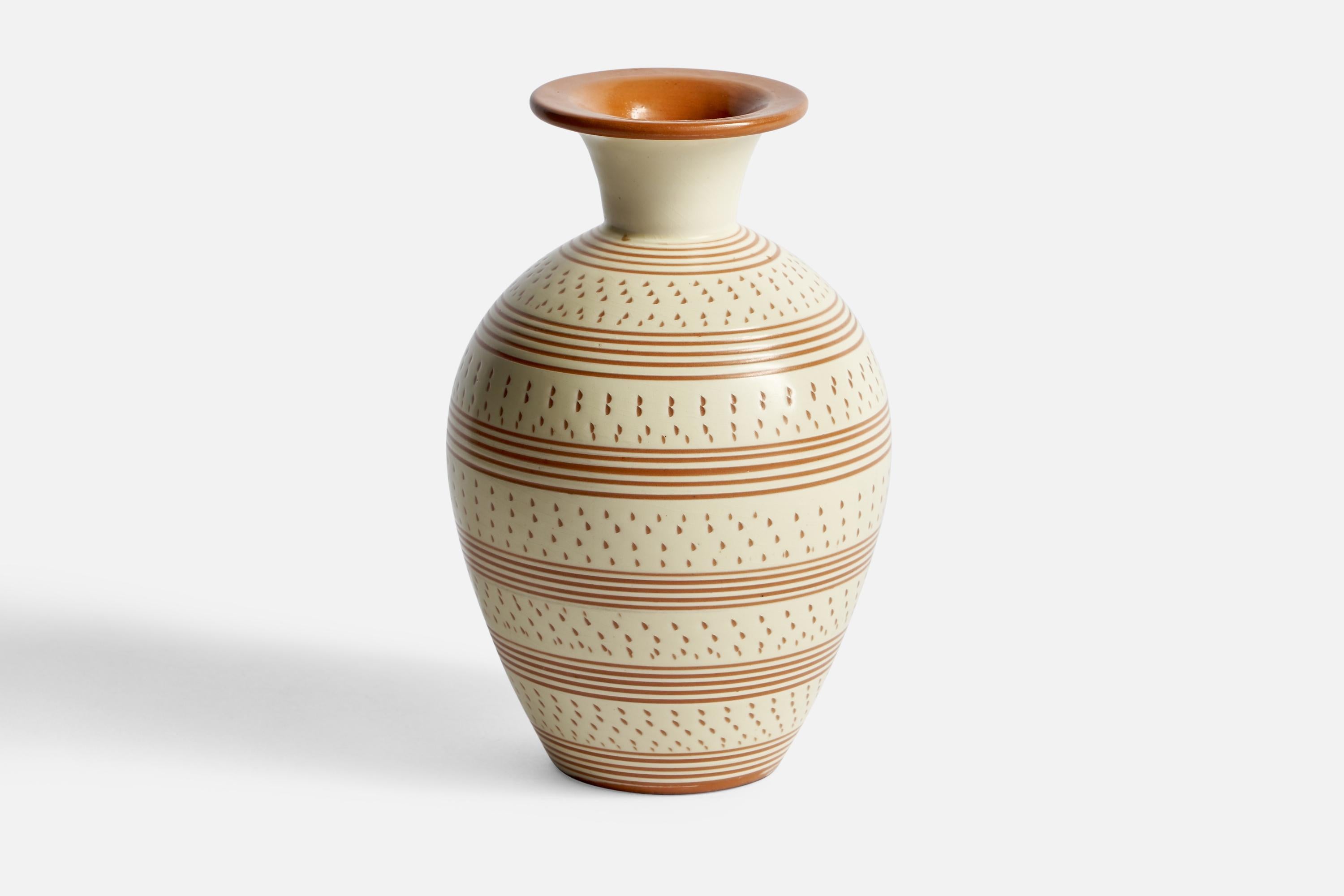 Eine cremeweiße und orange glasierte Keramikvase, entworfen und hergestellt von Töreboda Keramik, Schweden, 1930er Jahre.