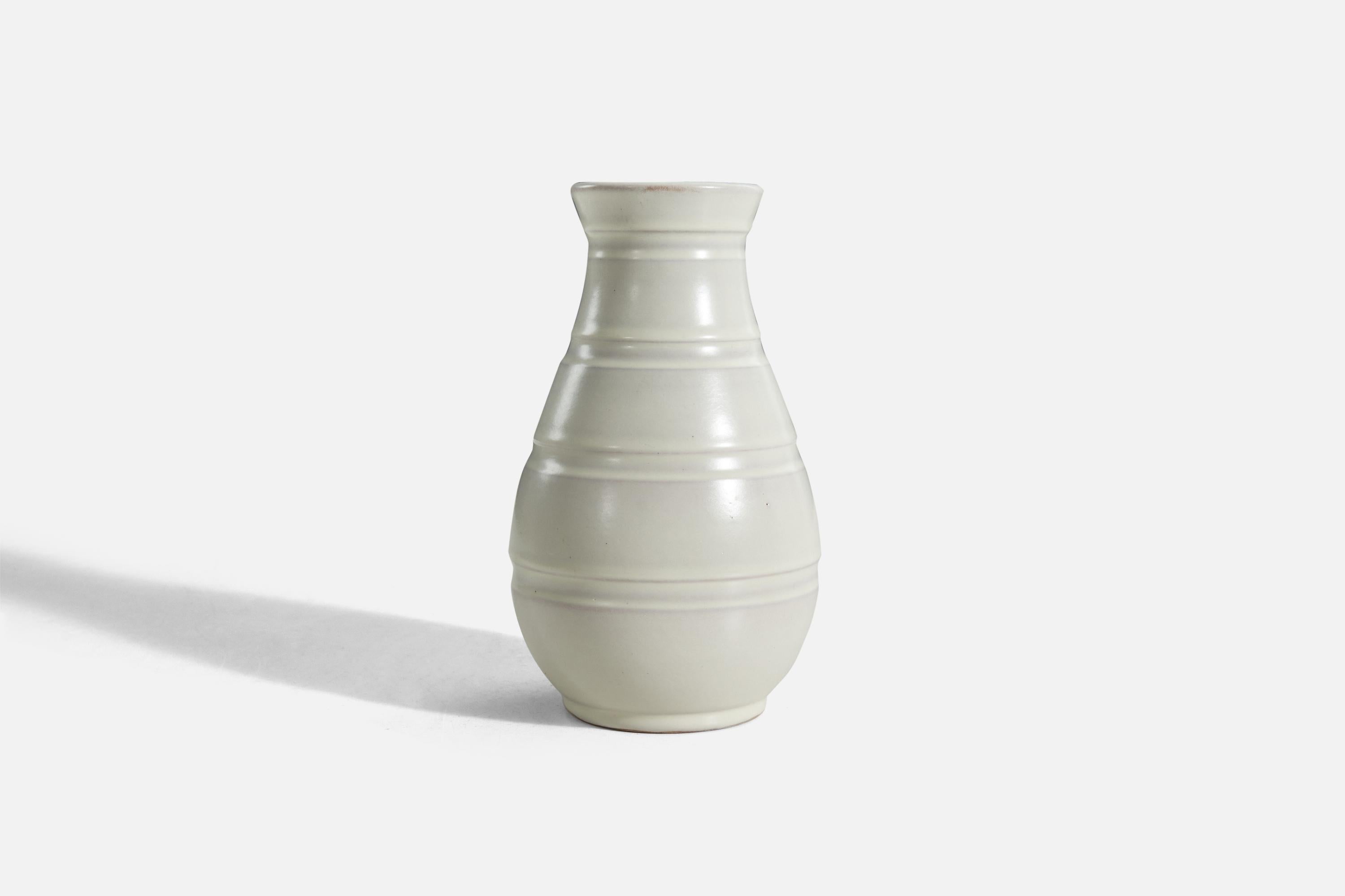 Töreboda Keramik, Vase, weiß glasiertes Steingut, Schweden, 1940er Jahre (Skandinavische Moderne) im Angebot