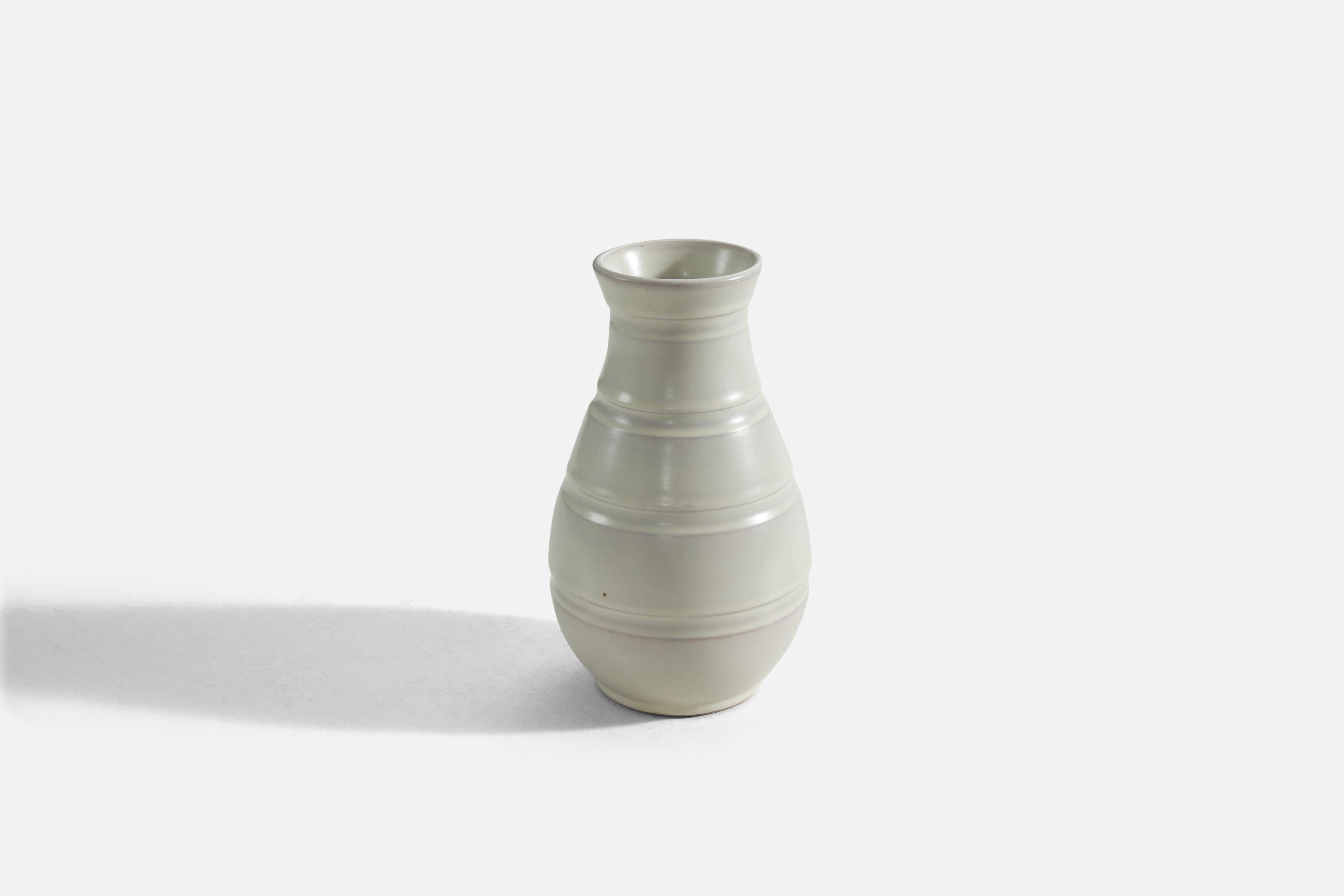 Töreboda Keramik, Vase, weiß glasiertes Steingut, Schweden, 1940er Jahre (Schwedisch) im Angebot