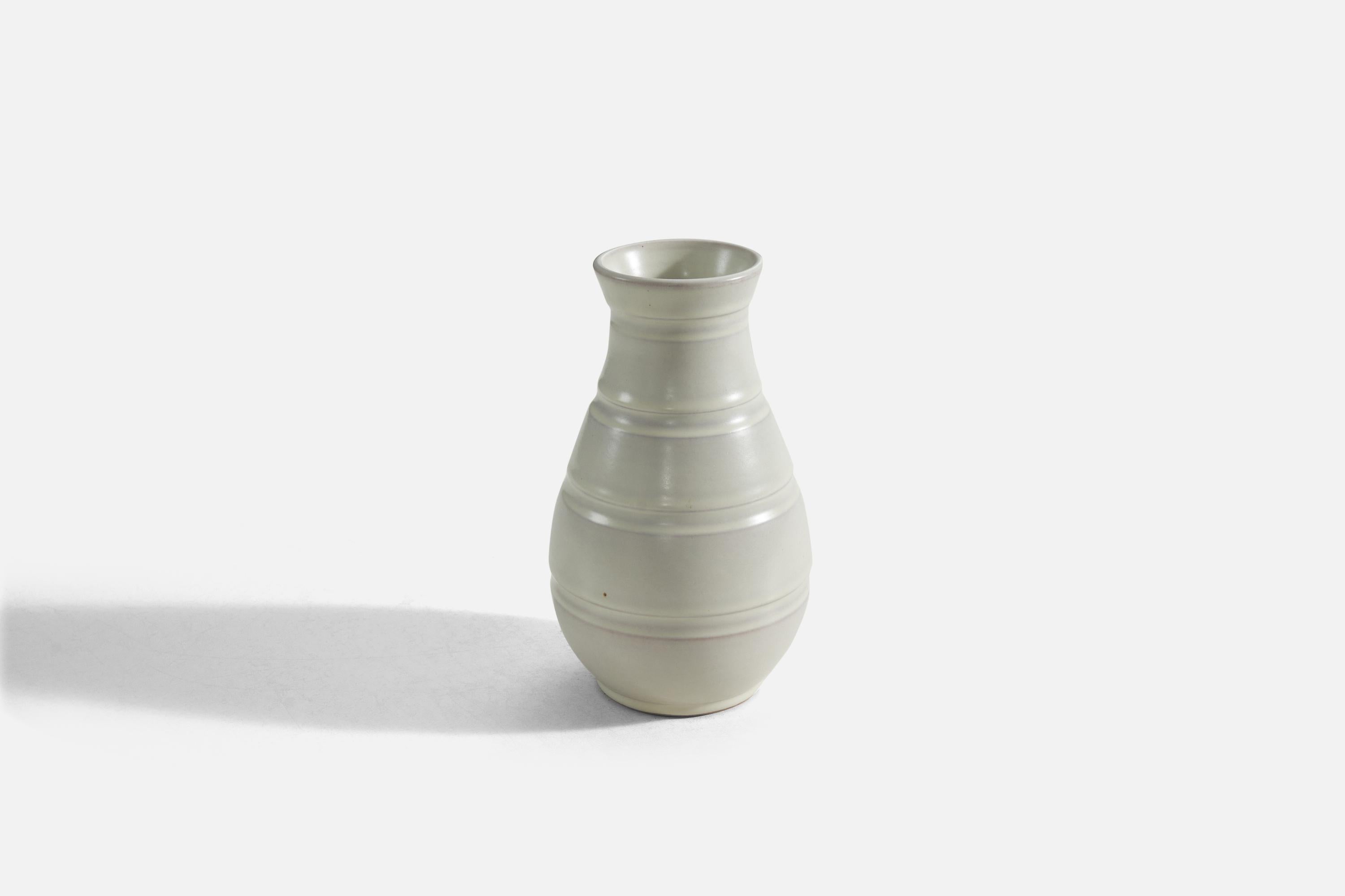Suédois Töreboda Keramik, Vase, Faïence émaillée blanche, Suède, années 1940 en vente