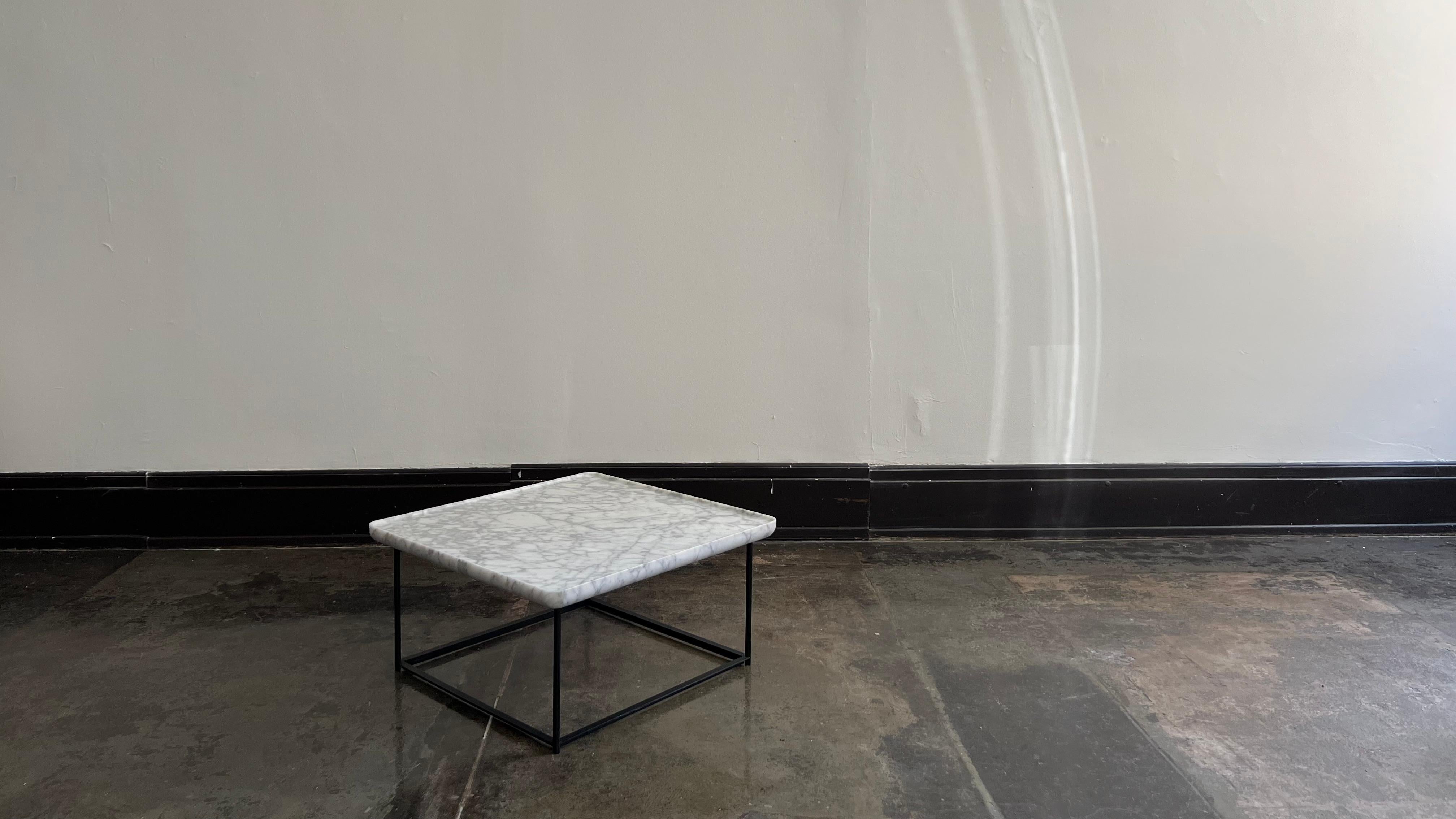 Influencée par les principes japonais, la collection de tables Torei a été créée comme un groupe de tables basses multifonctionnelles. Avec des options de surface telles que le noyer et le marbre de Carrare, la collection Torei met l'accent sur les
